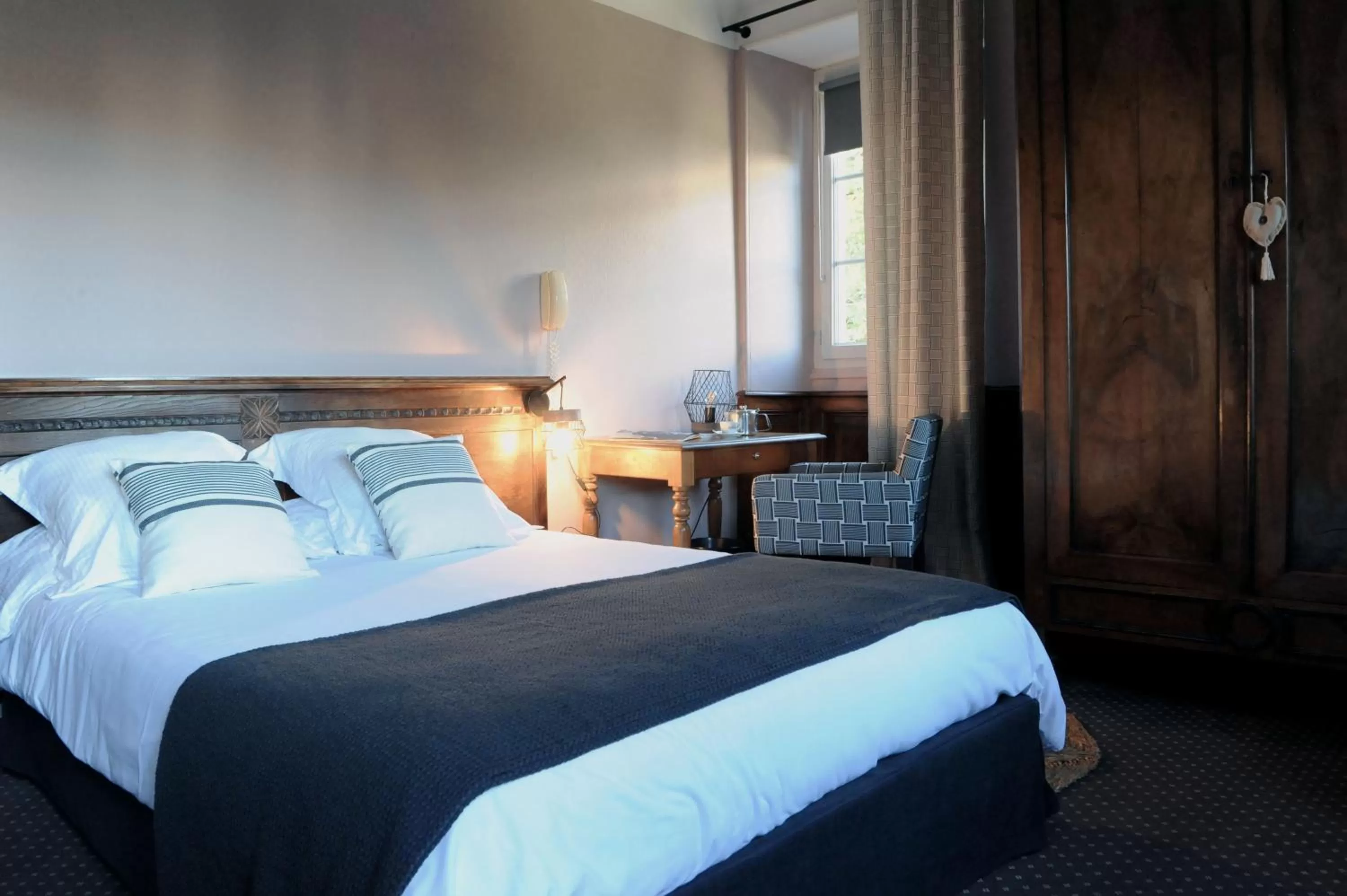 Bed in Logis Hôtel du Chêne