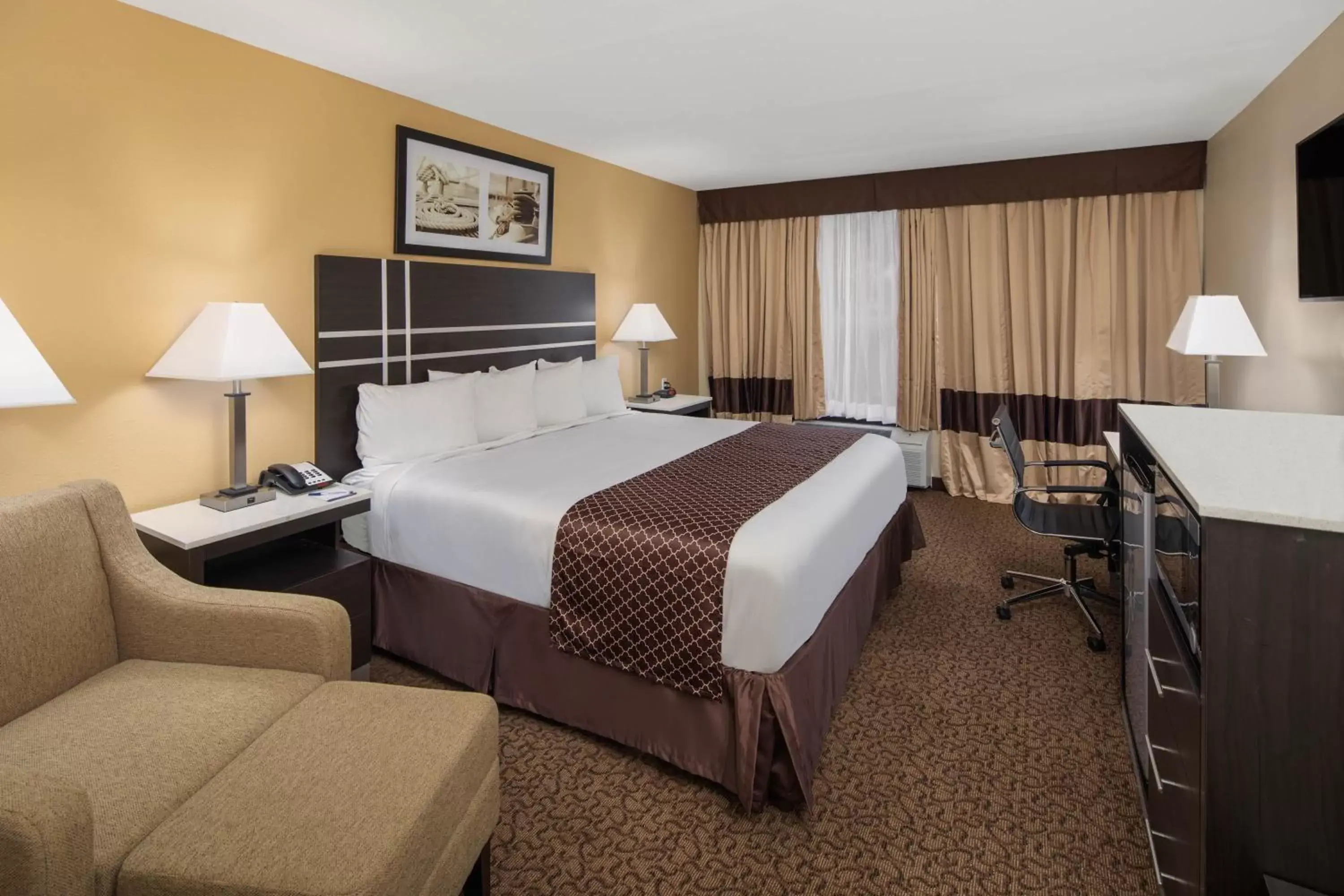 Bed in Baymont Inn & Suites by Wyndham Hammond