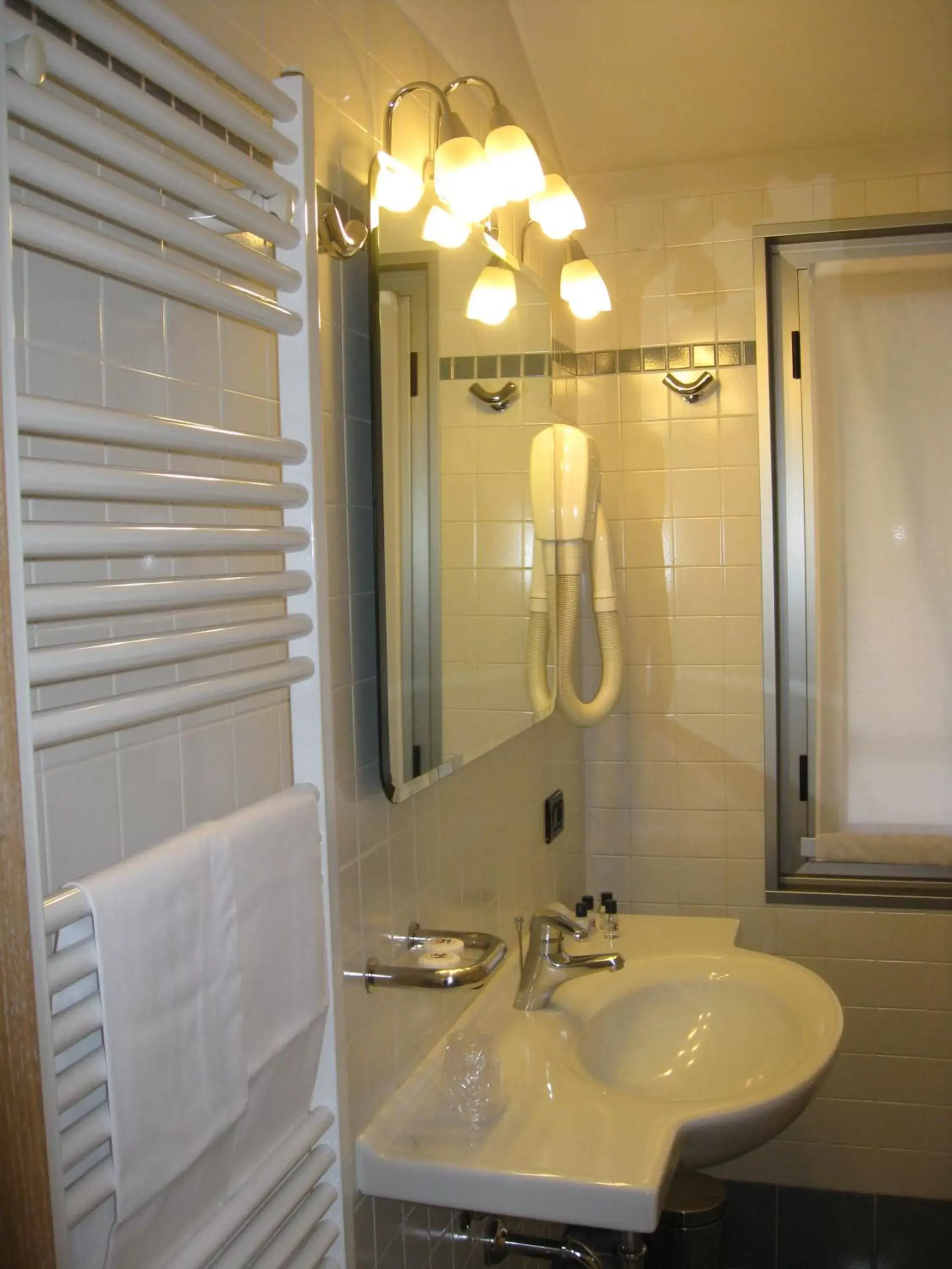 Bathroom in Cardano Hotel Malpensa