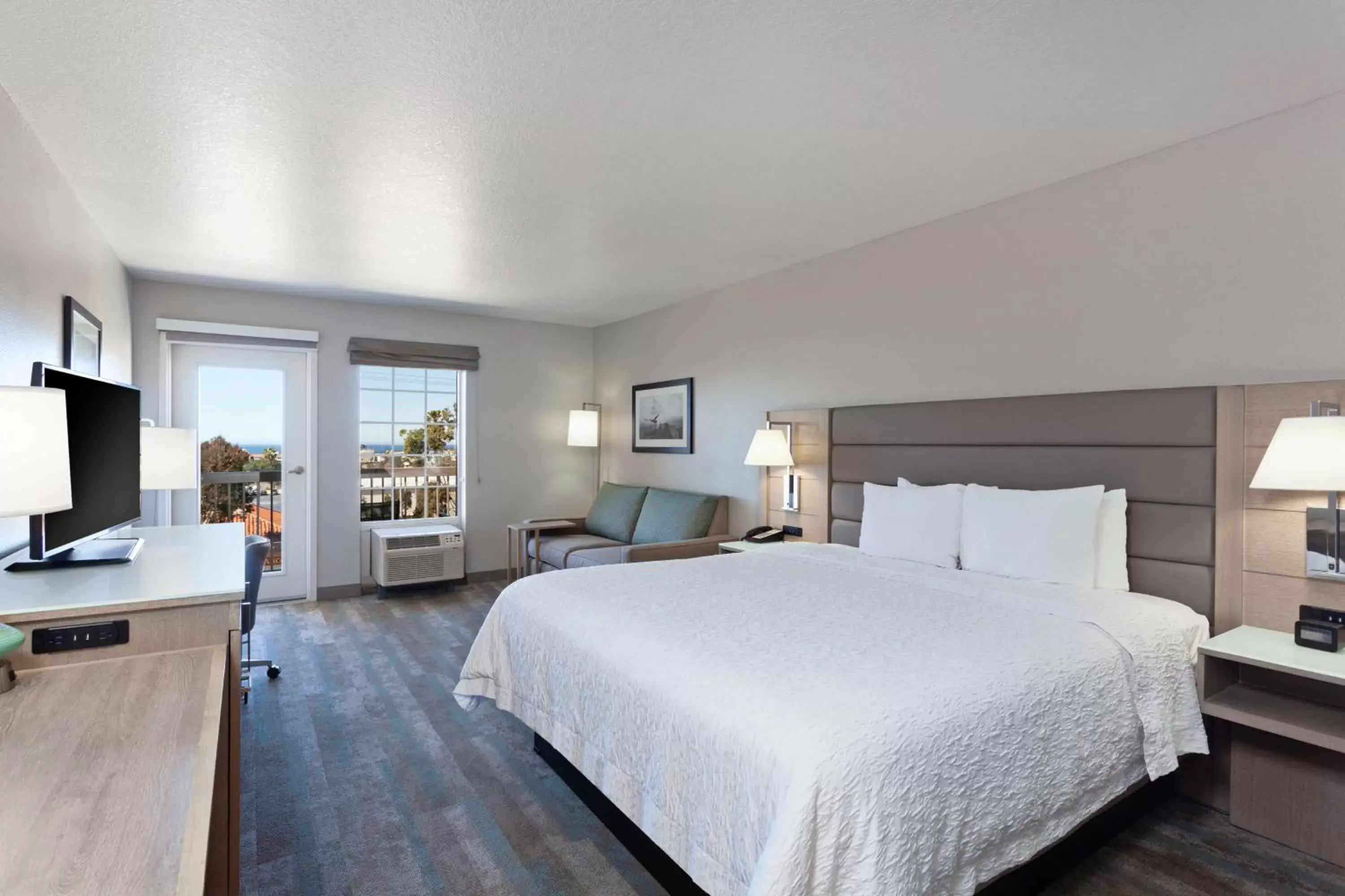 Bed in Hampton Inn & Suites Hermosa Beach
