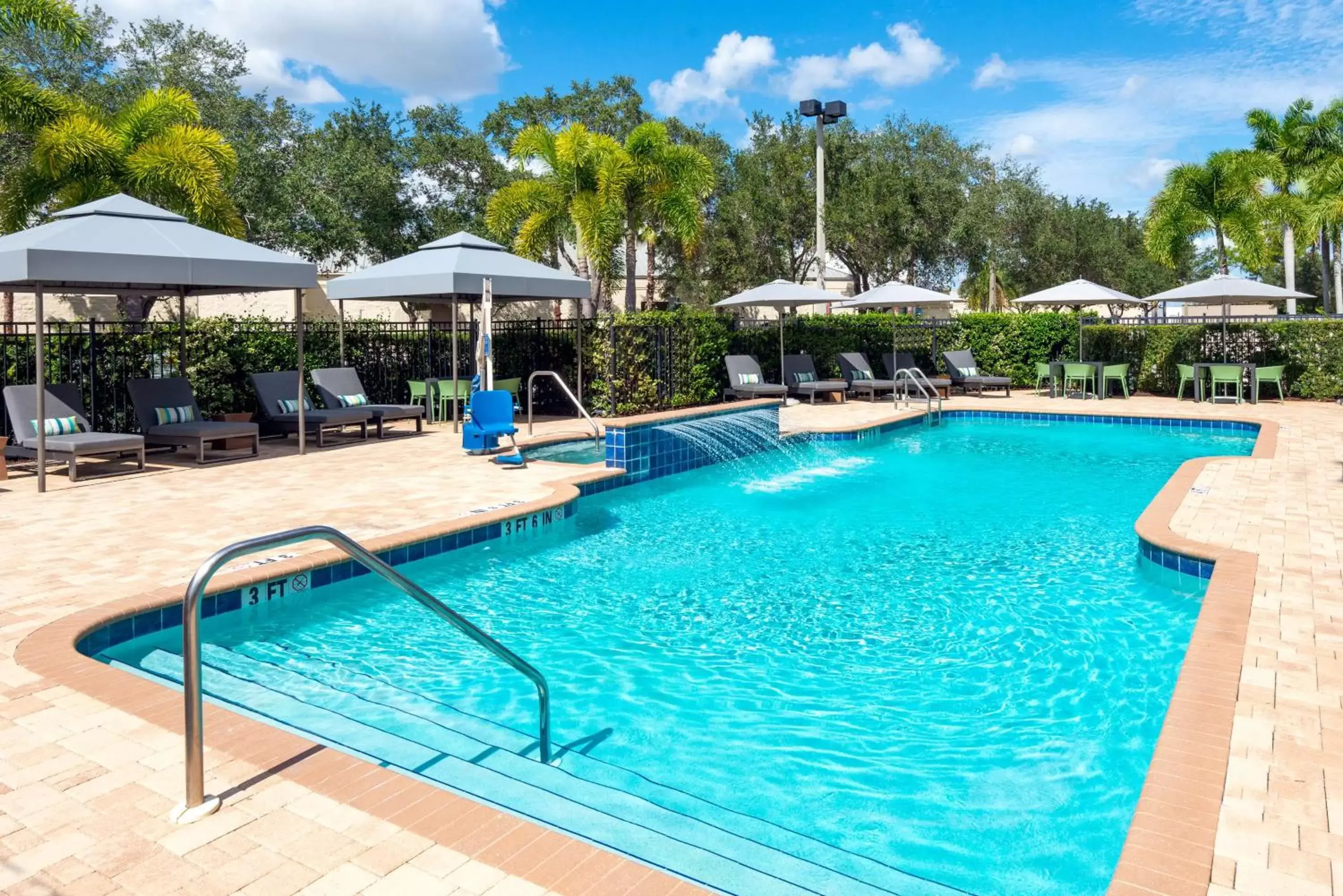 Pool view, Swimming Pool in Hampton Inn and Suites Sarasota/Lakewood Ranch