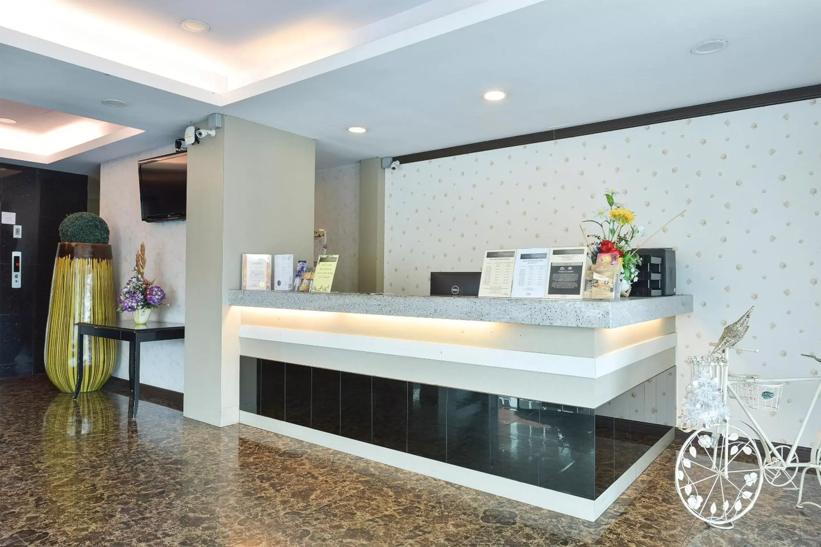 Lobby or reception, Lobby/Reception in Capital O 516 Grand CT Hotel