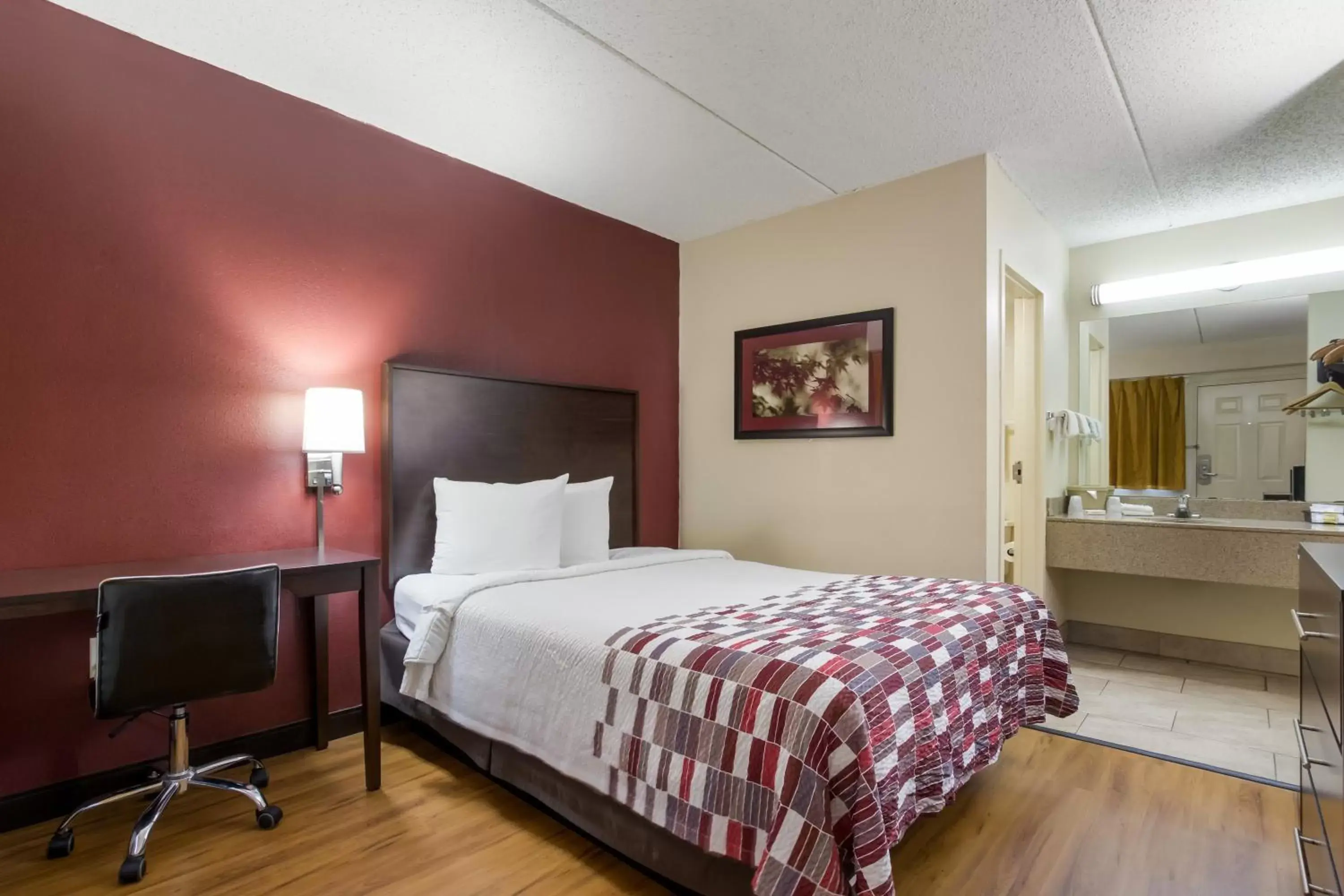 Photo of the whole room, Bed in Red Roof Inn Shelbyville