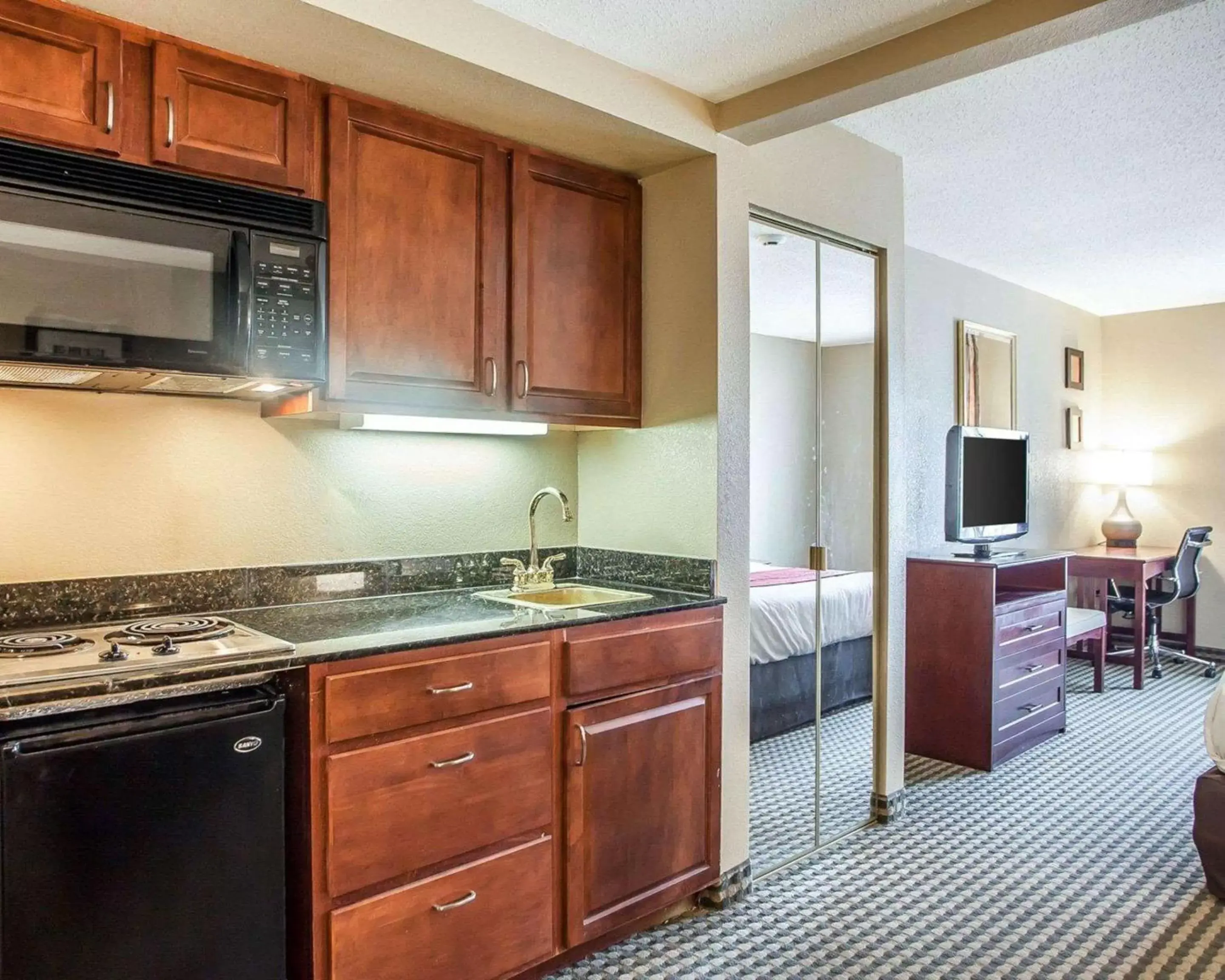 Photo of the whole room, Kitchen/Kitchenette in Comfort Inn & Suites Carneys Point