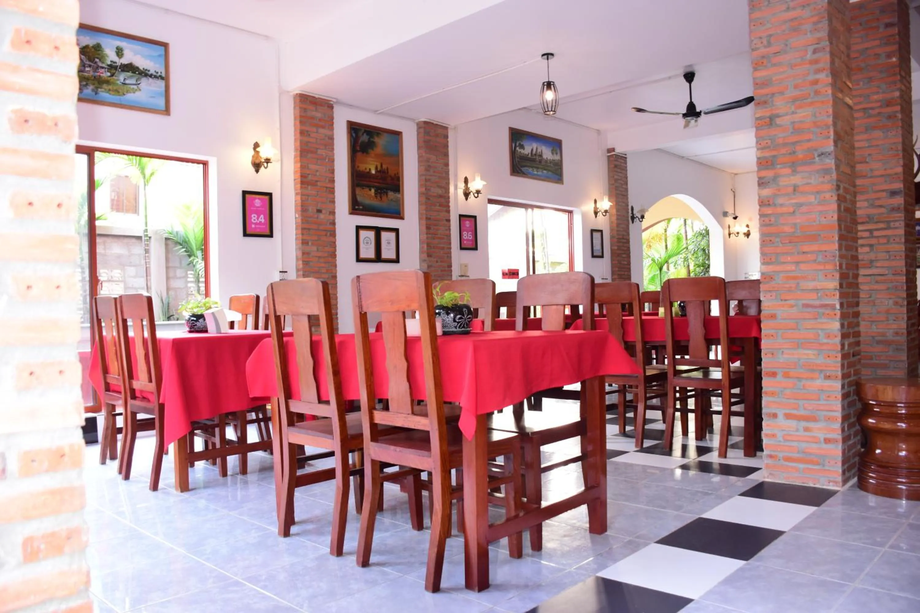 Restaurant/places to eat in Bou Savy Guesthouse
