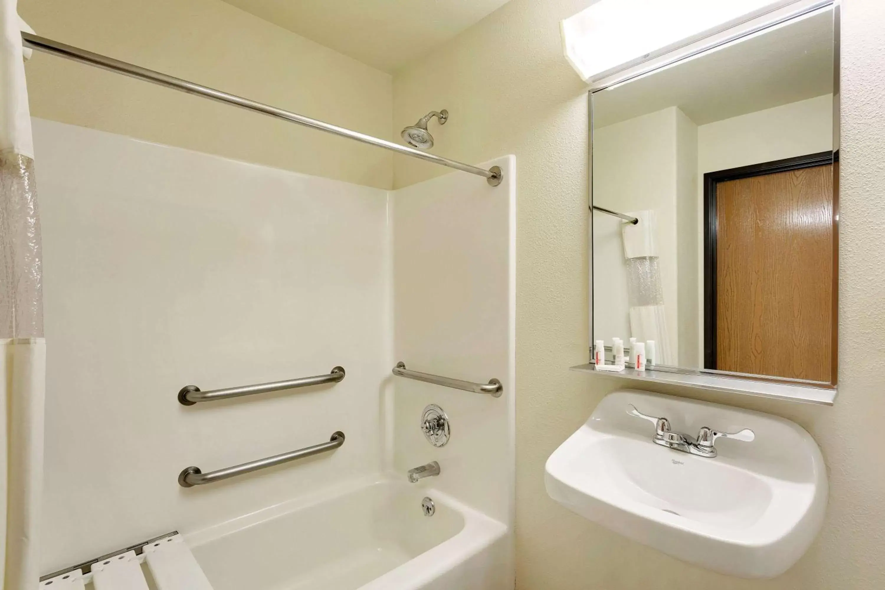 Bathroom in Pinedale Hotel & Suites