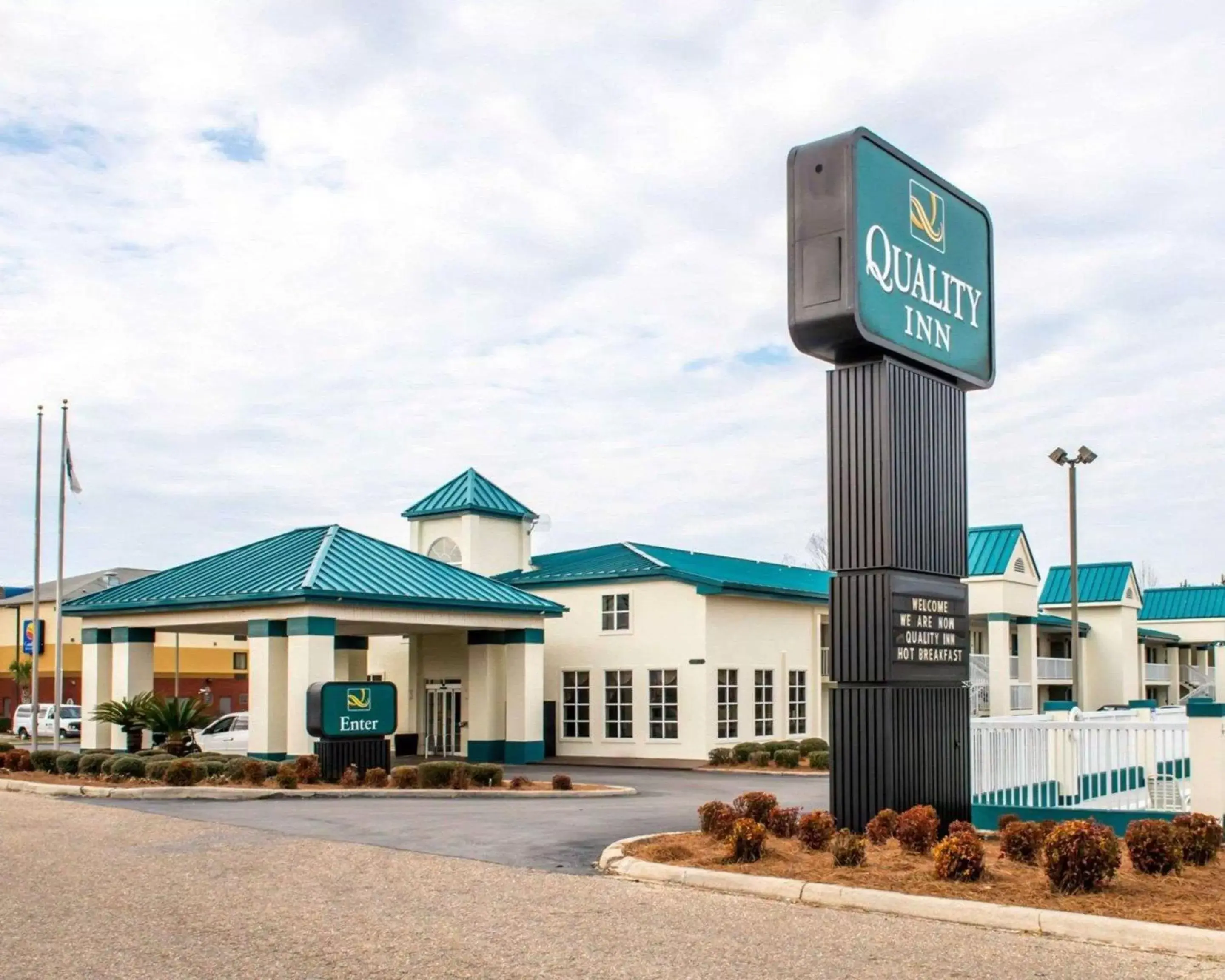 Property building in Quality Inn Chipley I-10 at Exit 120 Property building in Quality Inn Chipley I-10 at Exit 120
