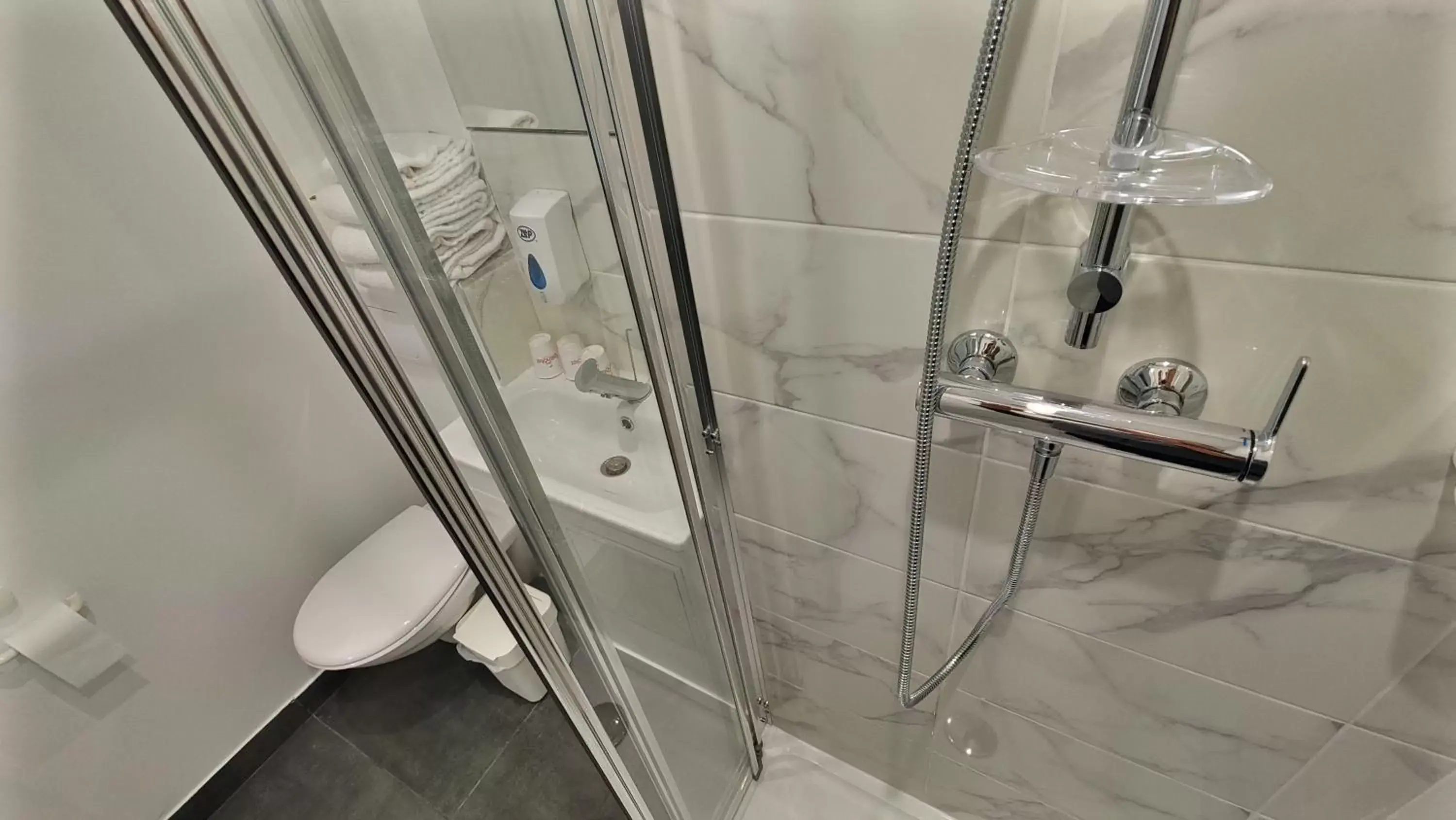 Shower, Bathroom in Fasthotel Well inn Mâcon sud