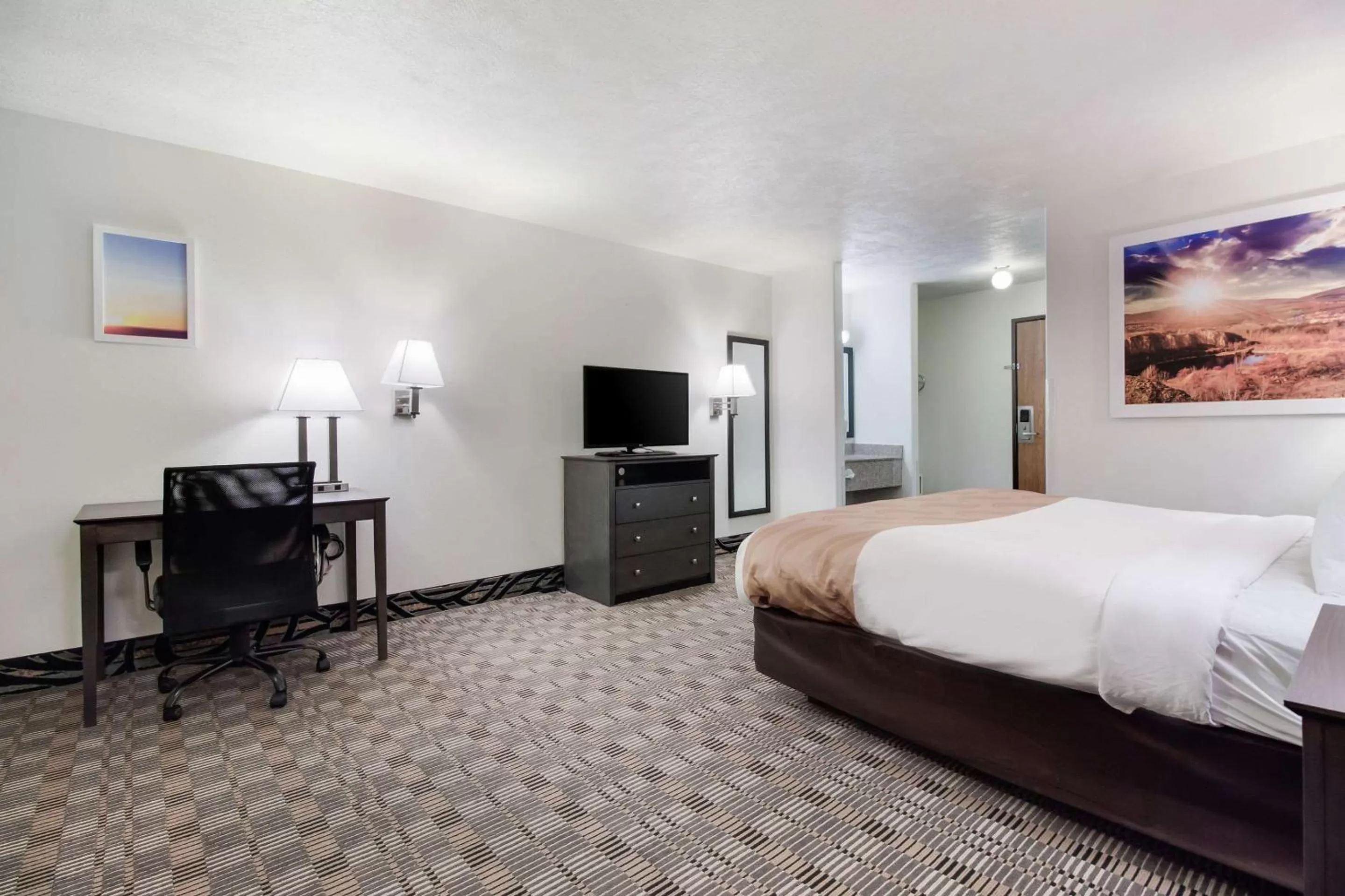 Photo of the whole room, Bed in Quality Inn & Suites McCook