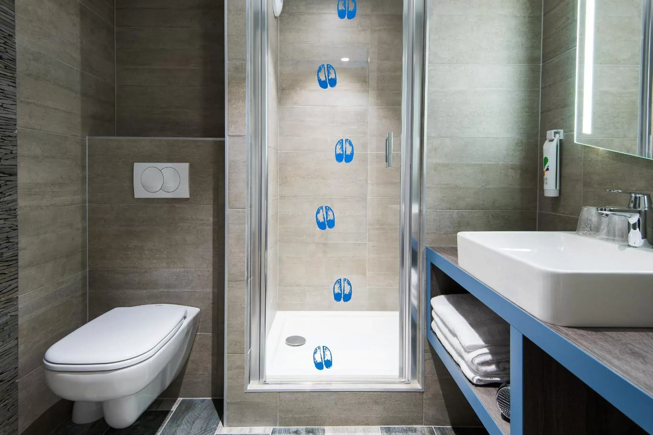 Shower, Bathroom in Ibis Styles Sallanches Pays du Mont-Blanc