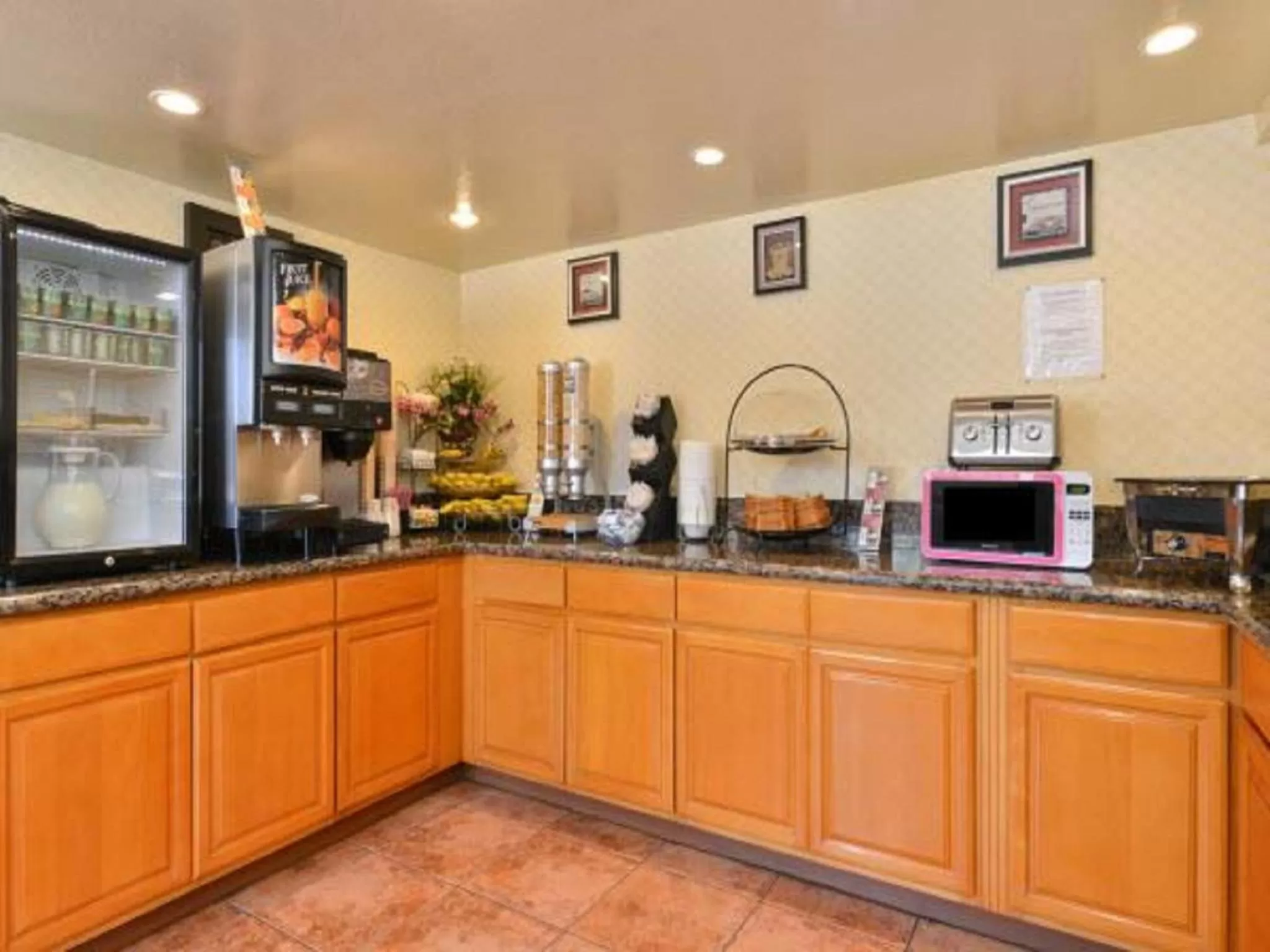 Restaurant/places to eat in Hotel Heritage