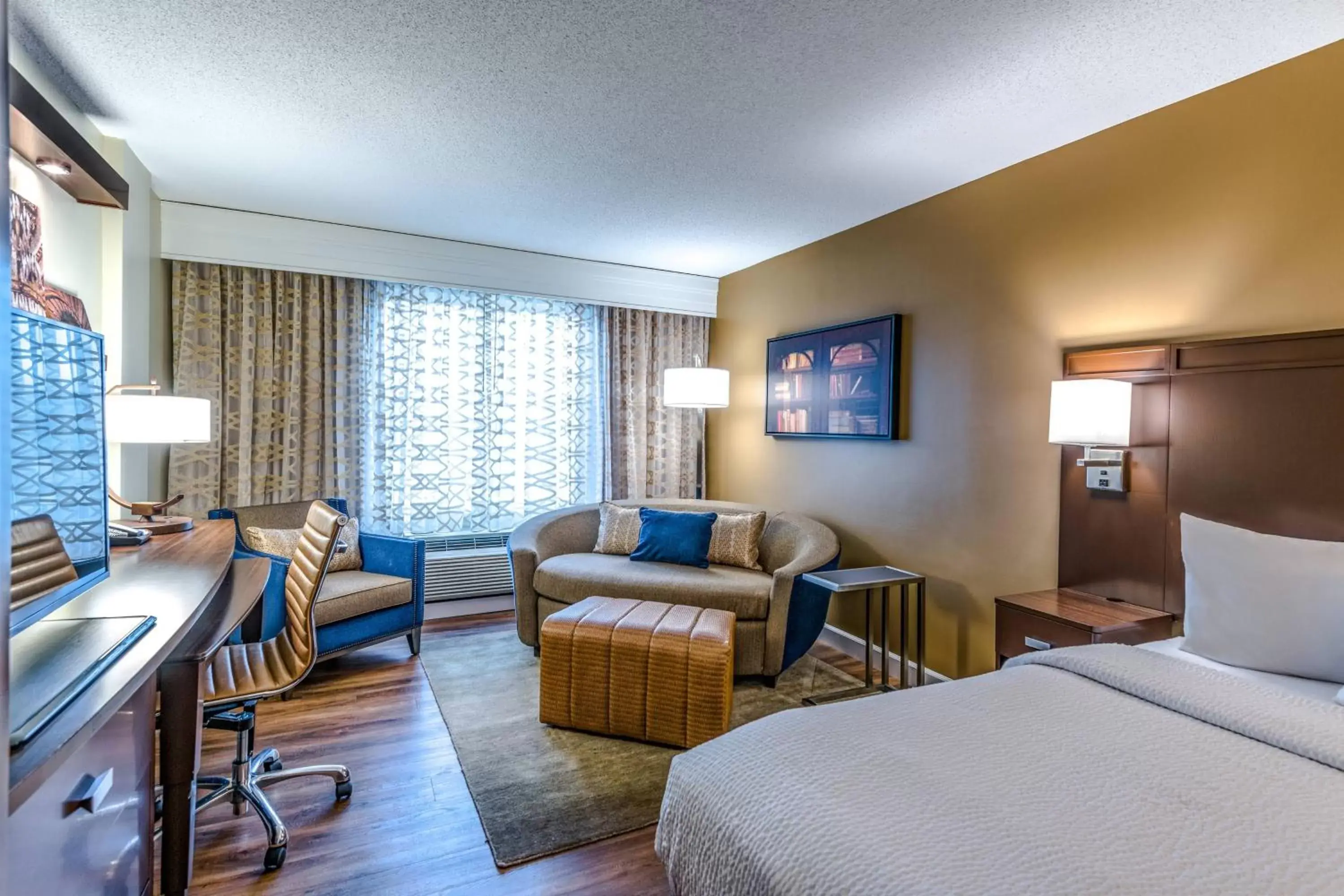 Photo of the whole room in Courtyard by Marriott Charleston Historic District