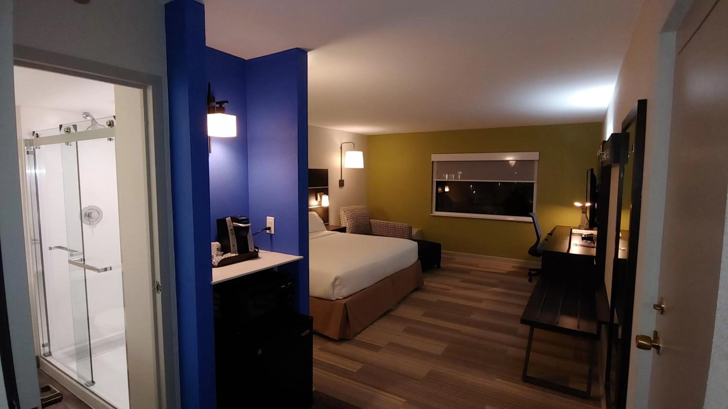 Photo of the whole room, Bed in Holiday Inn Express Schaumburg-Rolling Meadows by IHG
