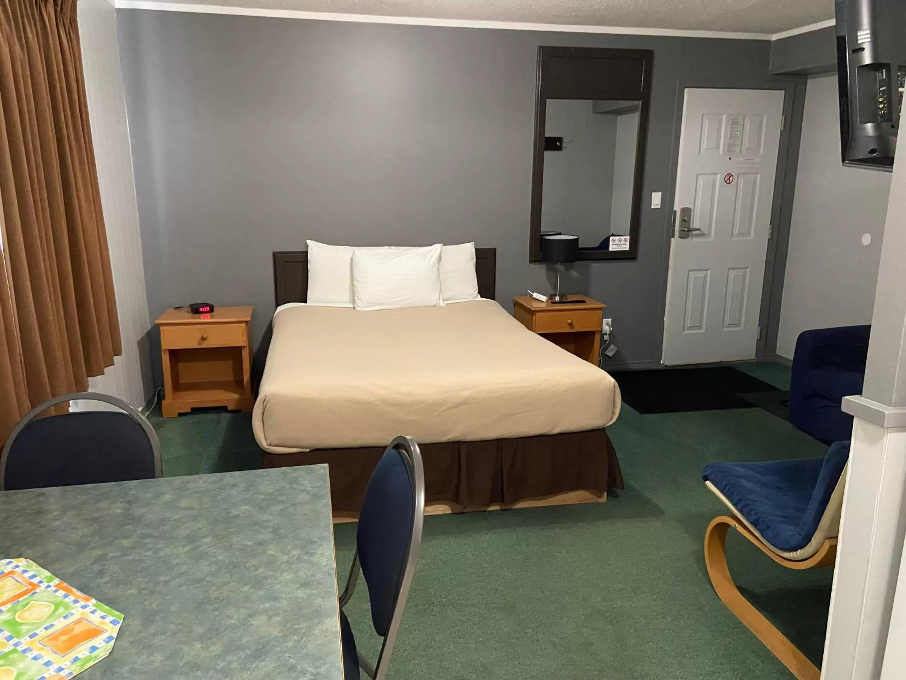 Bed in Monashee Lodge