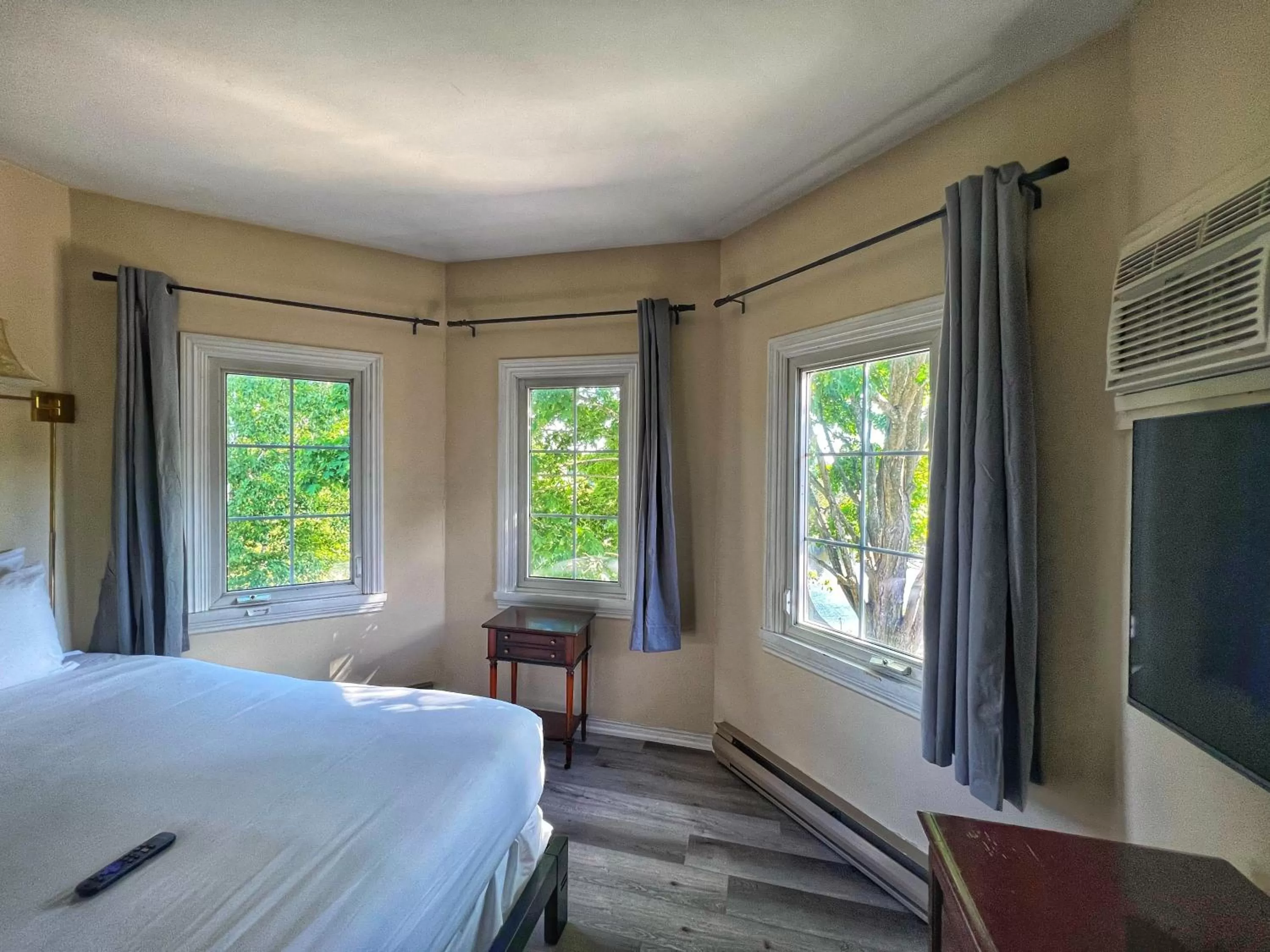 Bed in Inn at the Falls