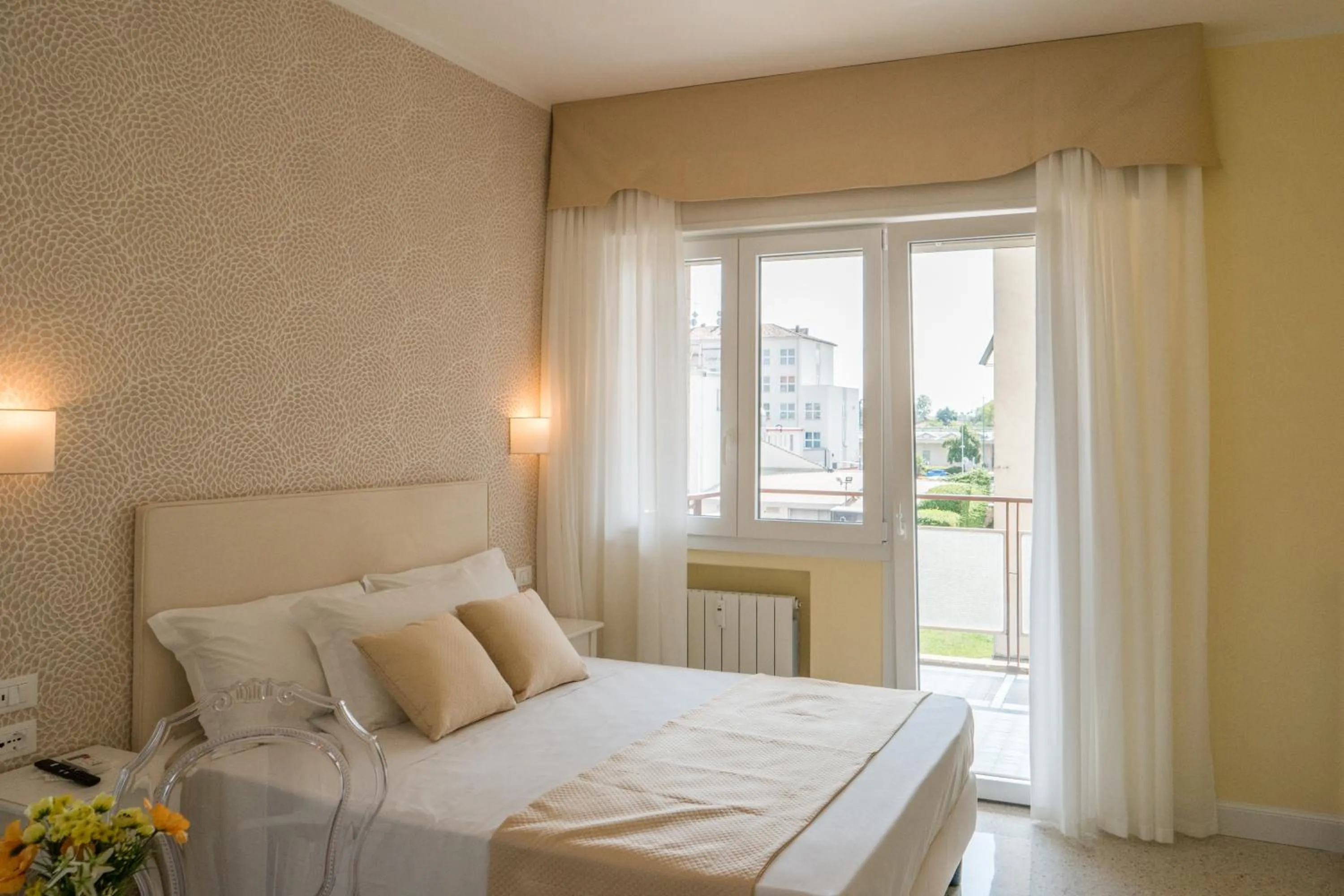 Bedroom, Bed in Guest House Train Station Venice - Atika & Atif