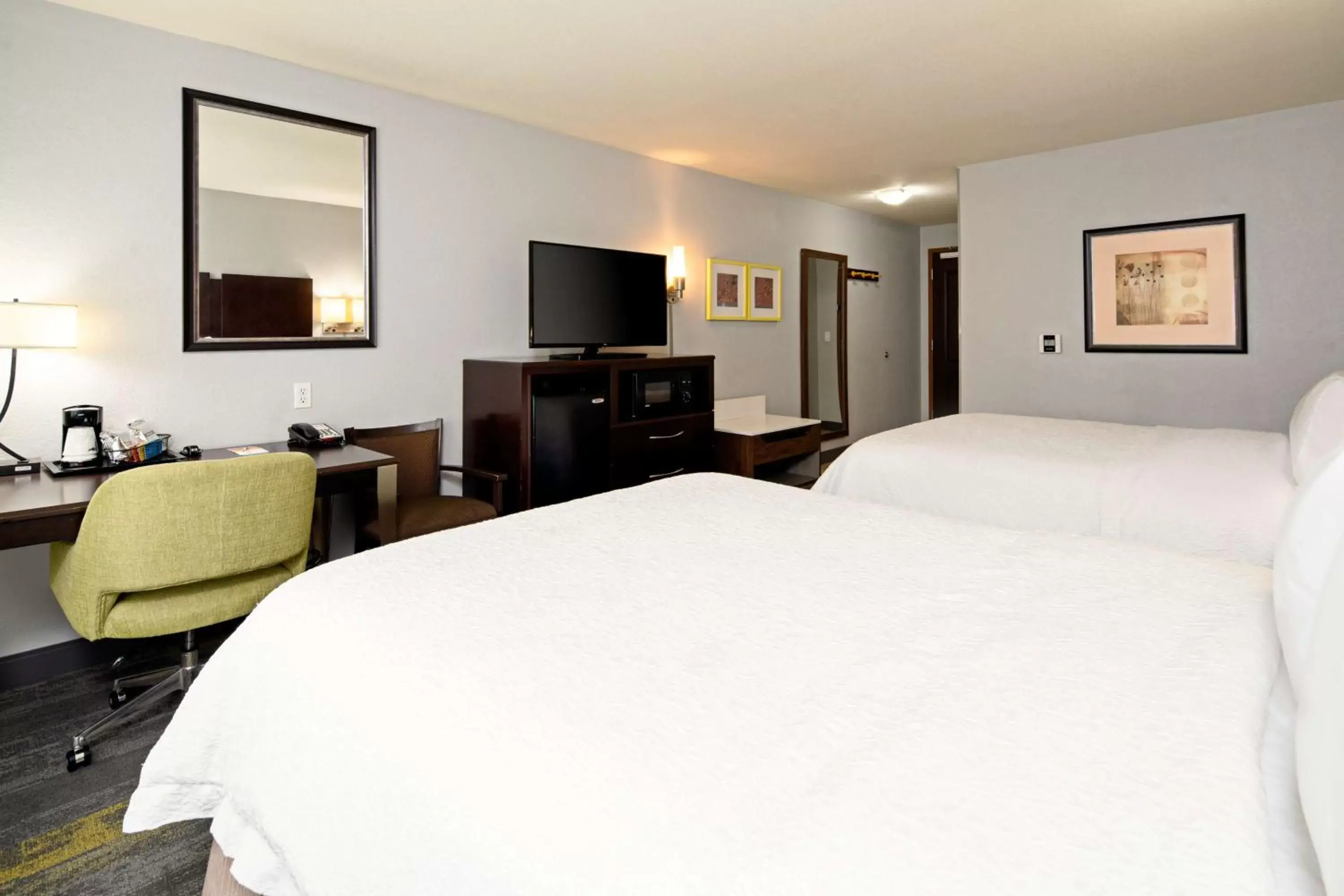 Bedroom, Bed in Hampton Inn and Suites Bakersfield / Highway 58