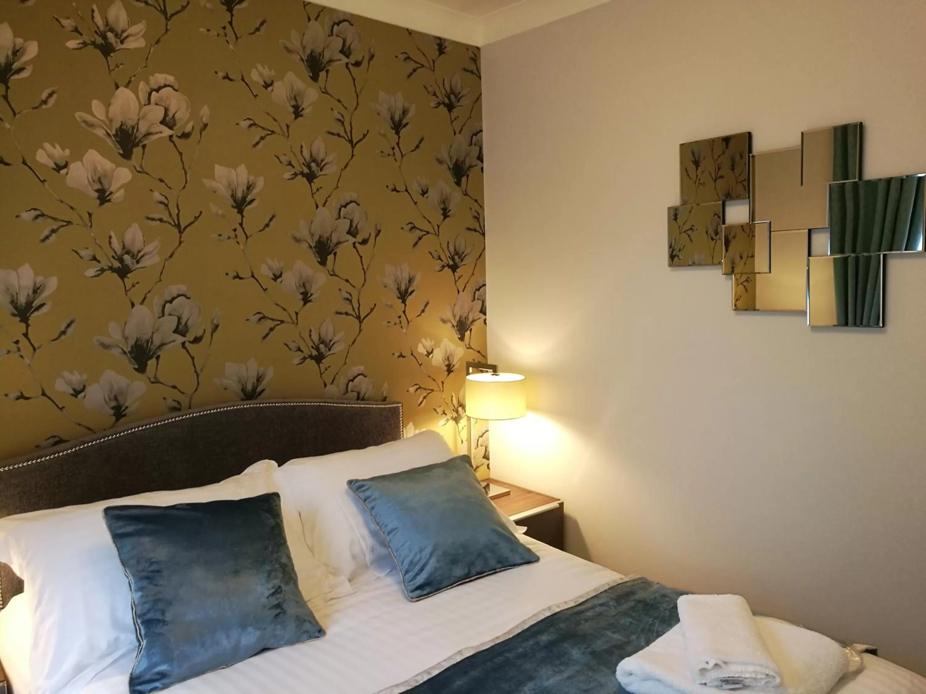 Bedroom, Bed in The Devon Court