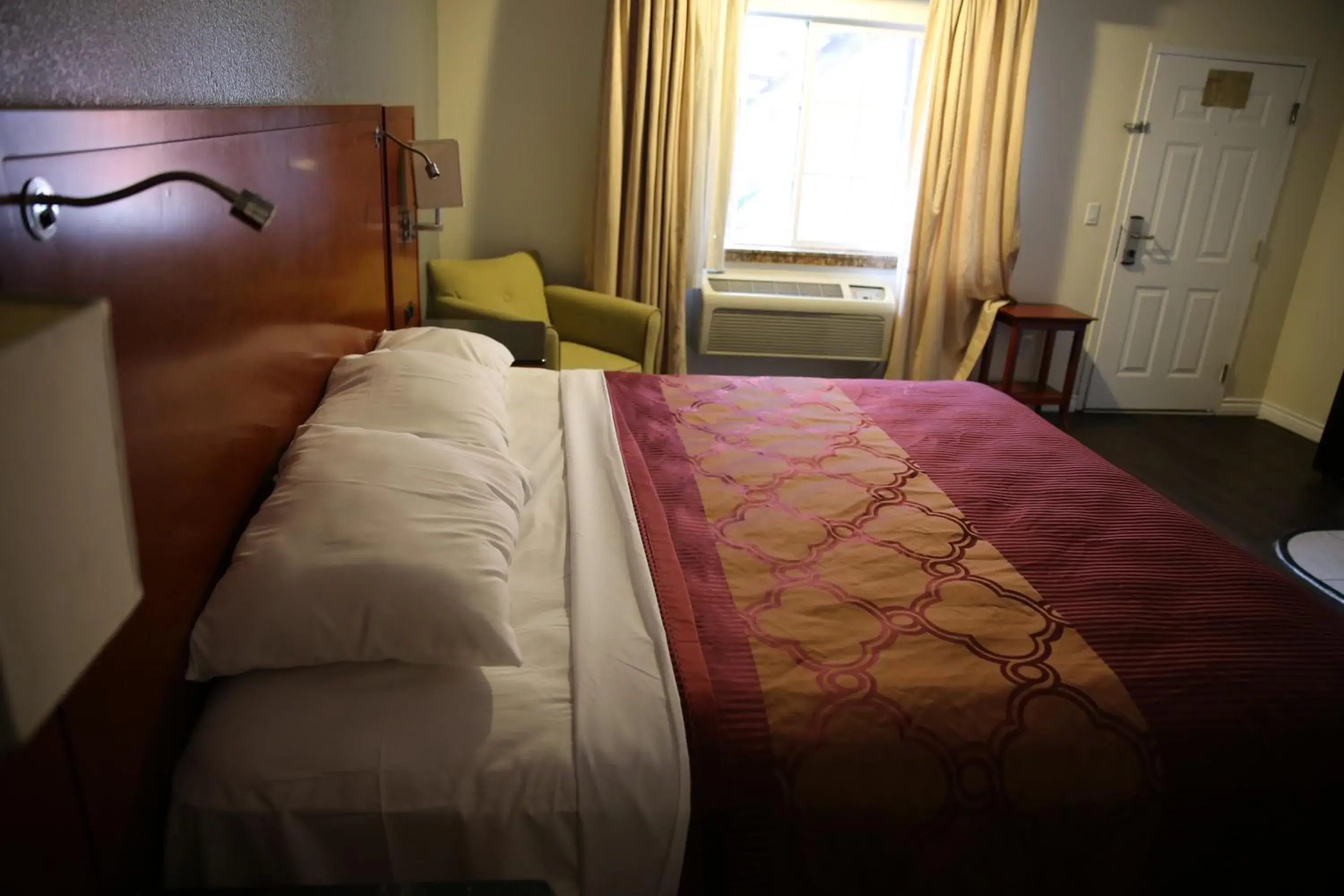 Bed in Chateau Inn & Suites Bed in Chateau Inn & Suites