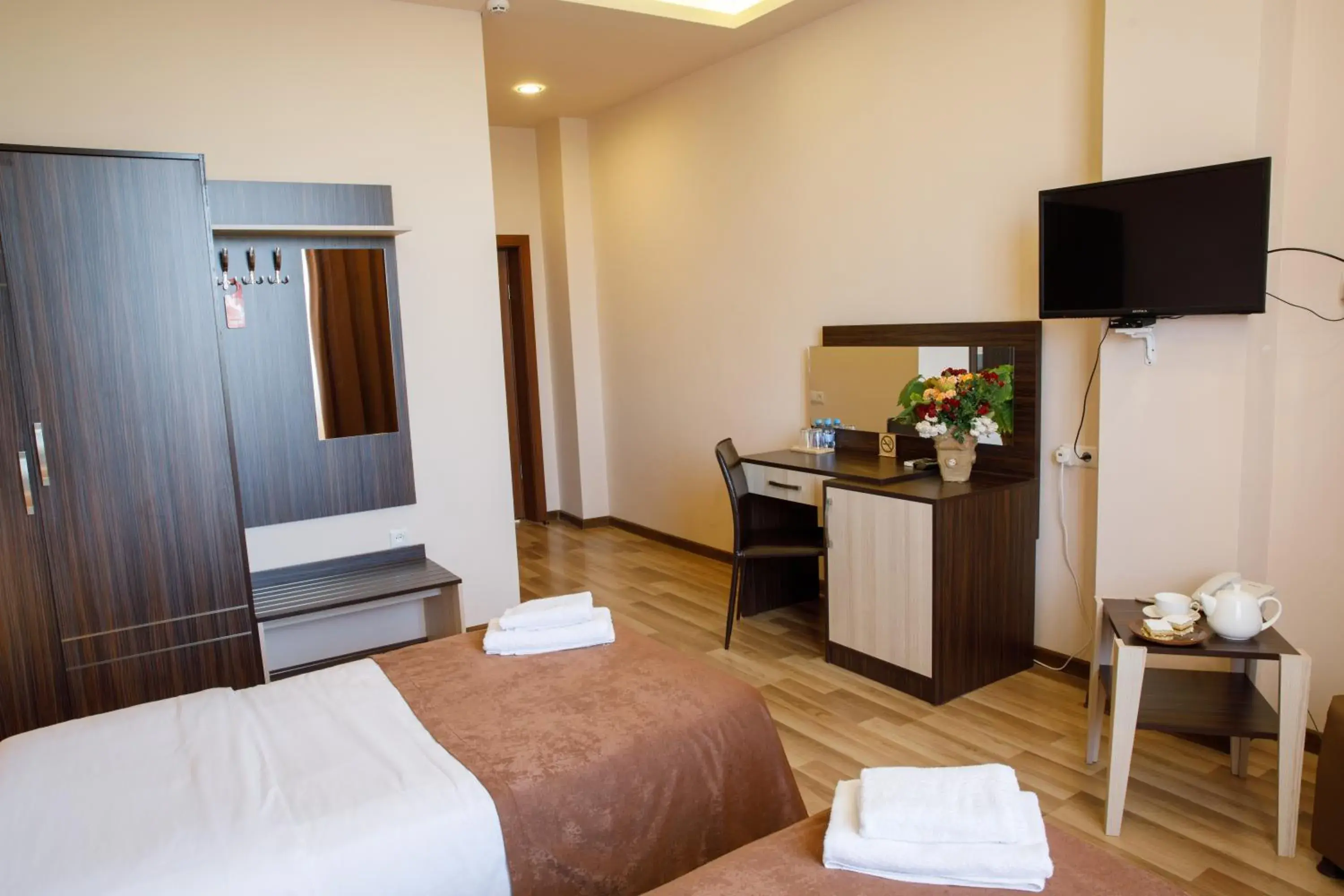 Bed, TV/Entertainment Center in Olympia Garden Hotel