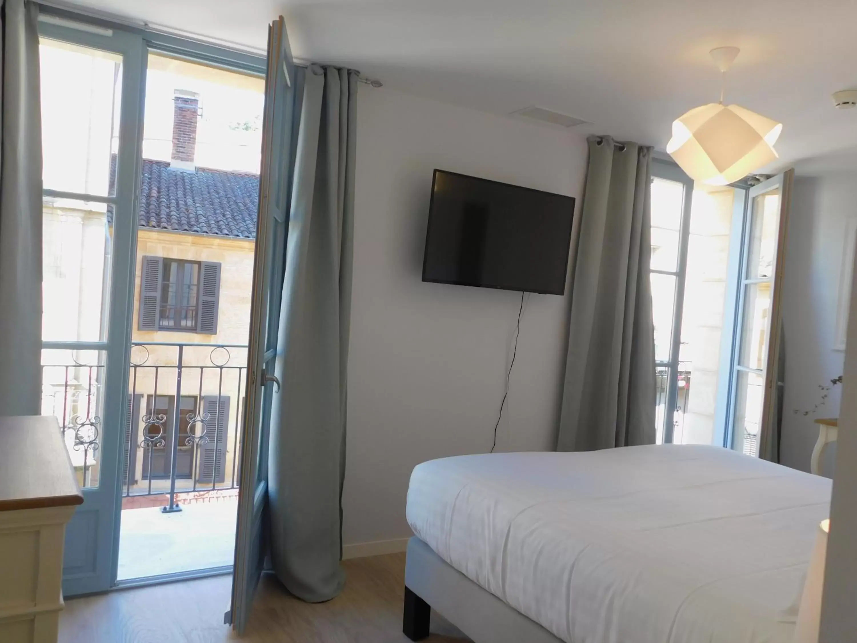 TV and multimedia, Bed in Hotel-Restaurant des Augustins - Cosy Places by CC - Proche Sarlat