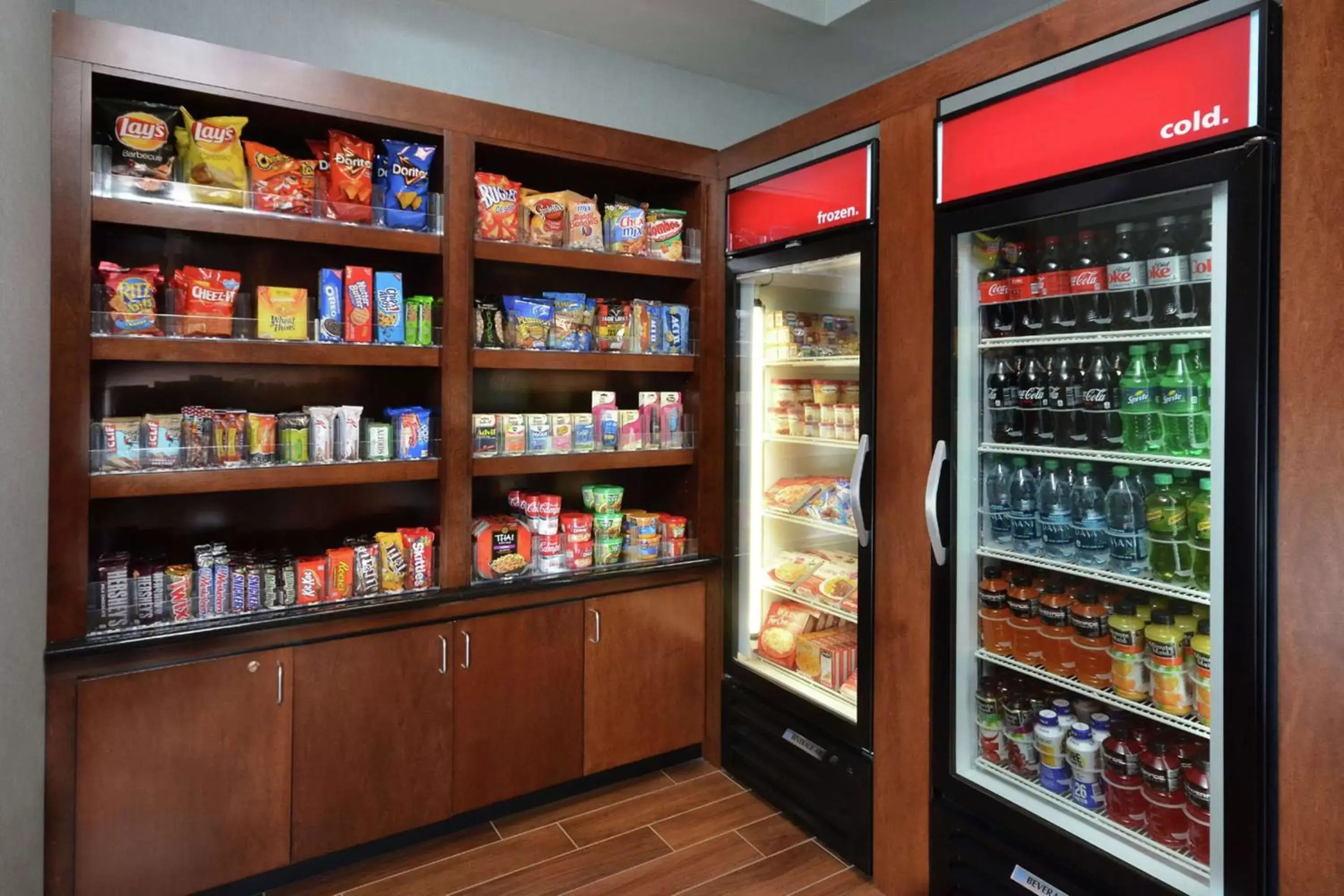 Dining area, Supermarket/Shops in Hampton Inn Raleigh/Durham Airport