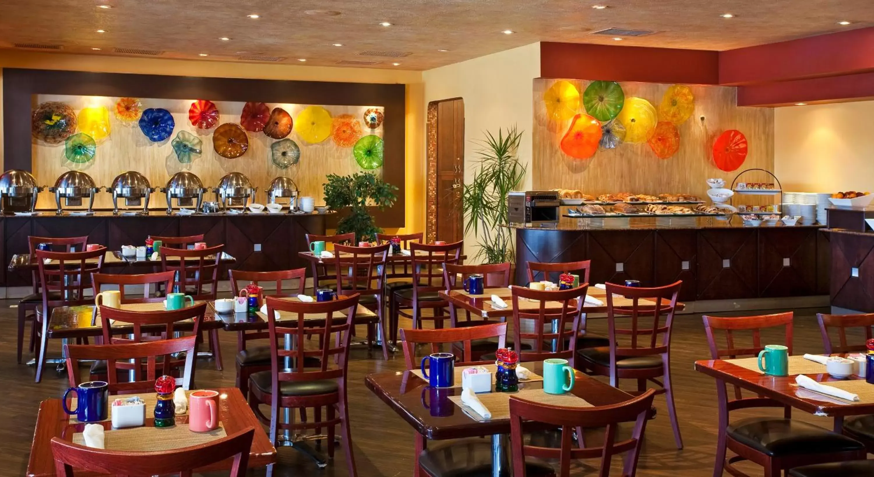 Restaurant/Places to Eat in Newport Beachside Hotel & Resort
