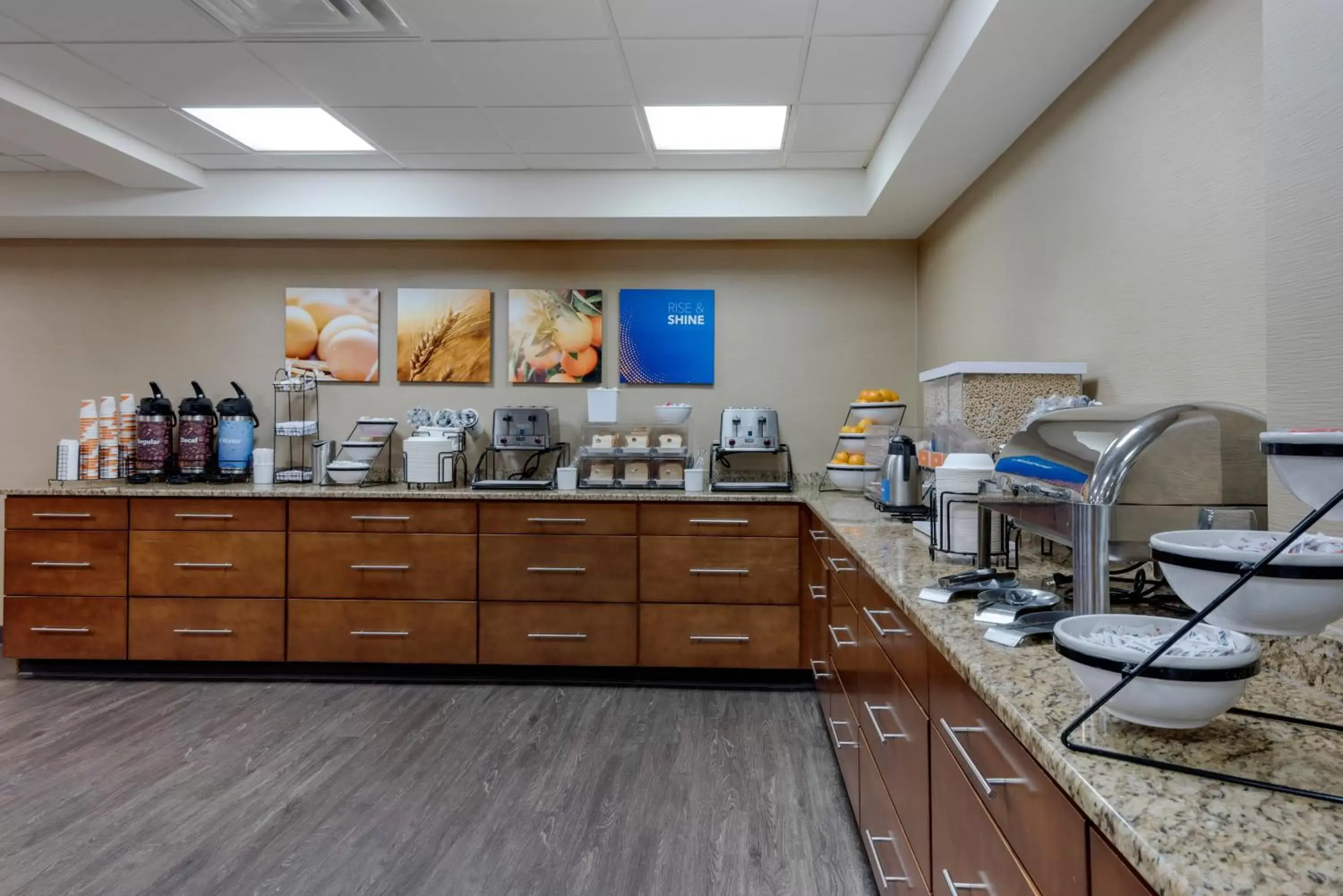 Breakfast, Restaurant/Places to Eat in Comfort Inn The Pointe