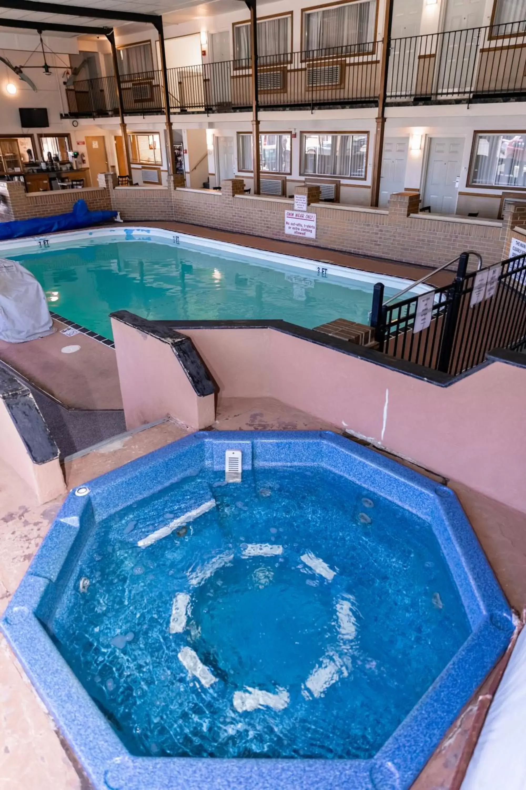 Hot Tub, Swimming Pool in Quality Inn