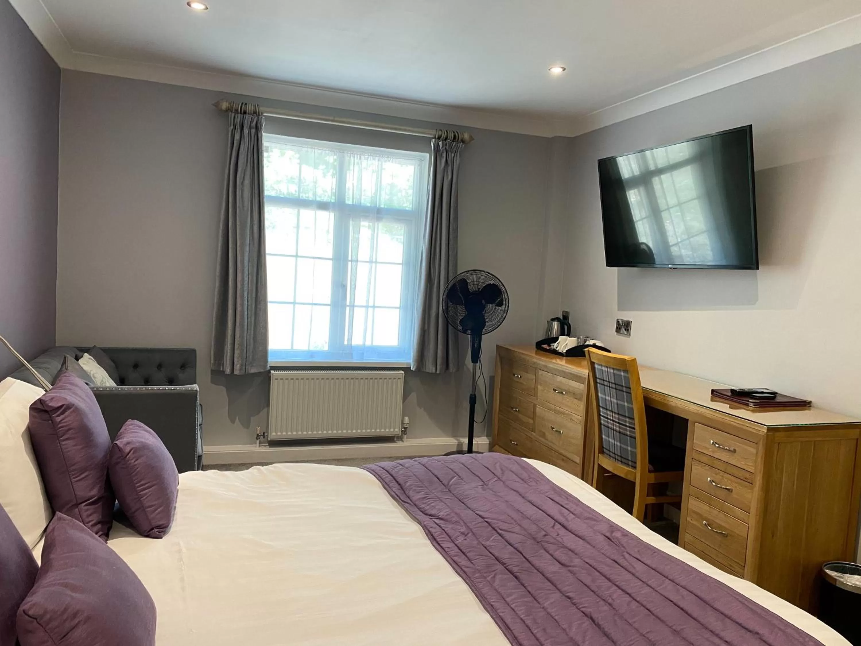 Bedroom, Bed in Exeter Court Hotel