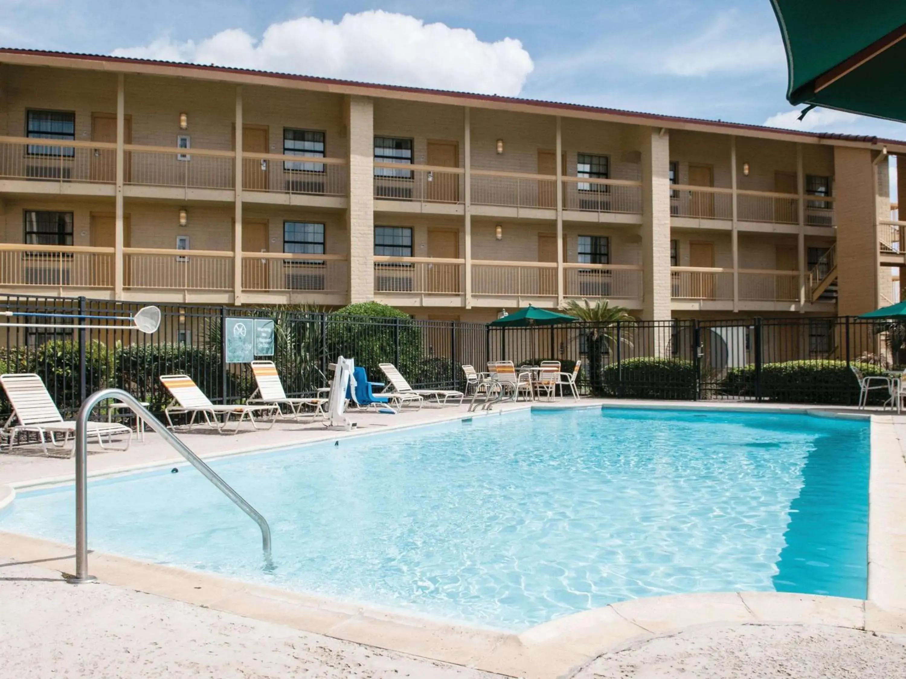 Pool view, Property Building in La Quinta Inn by Wyndham New Orleans Veterans / Metairie