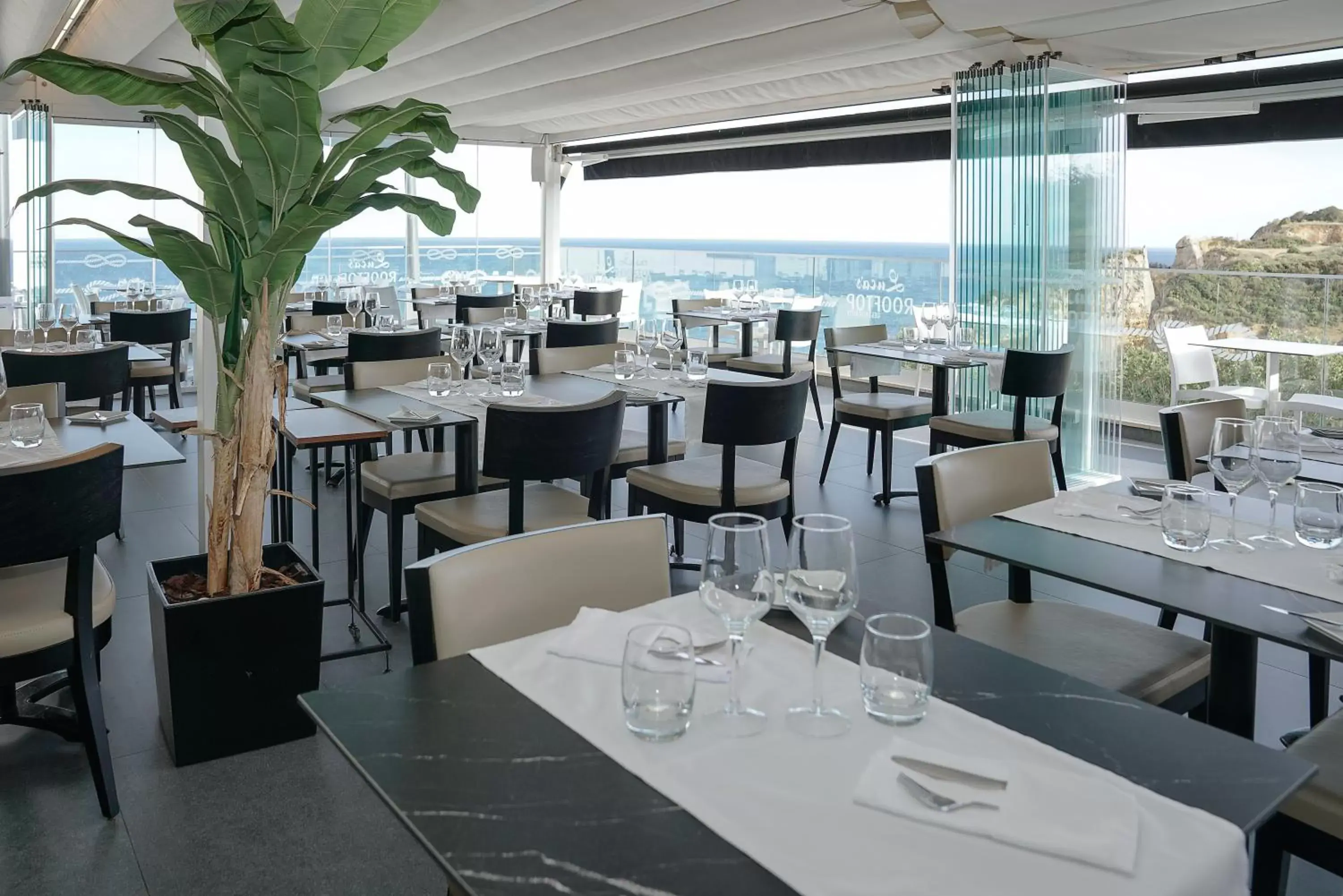 Restaurant/Places to Eat in Carvi Beach Hotel