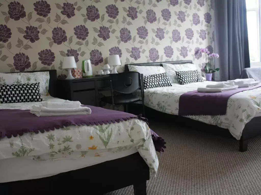 Deluxe Triple Room in Edinburgh Holiday Guest House
