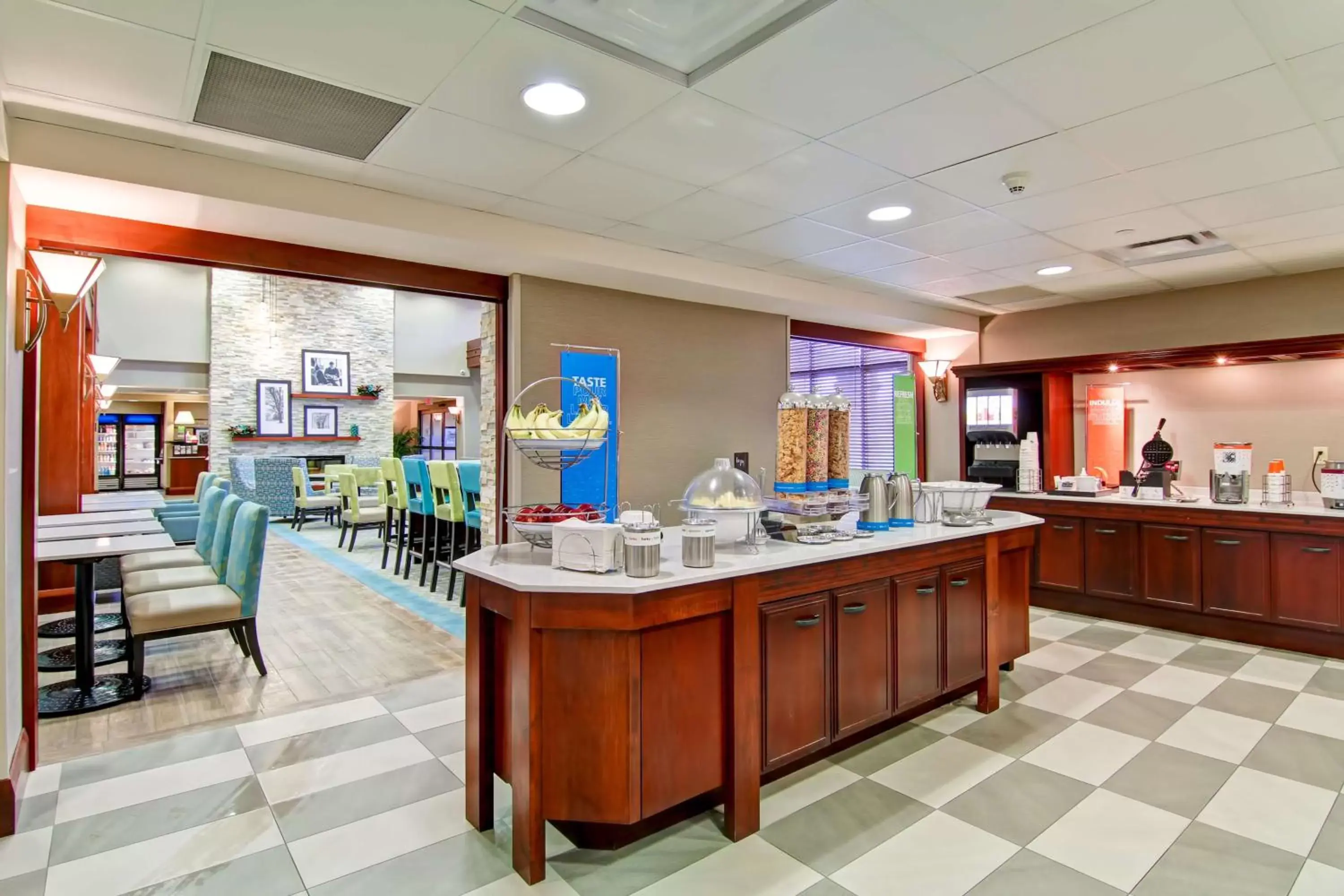 Breakfast, Restaurant/Places to Eat in Hampton Inn By Hilton & Suites Guelph, Ontario, Canada