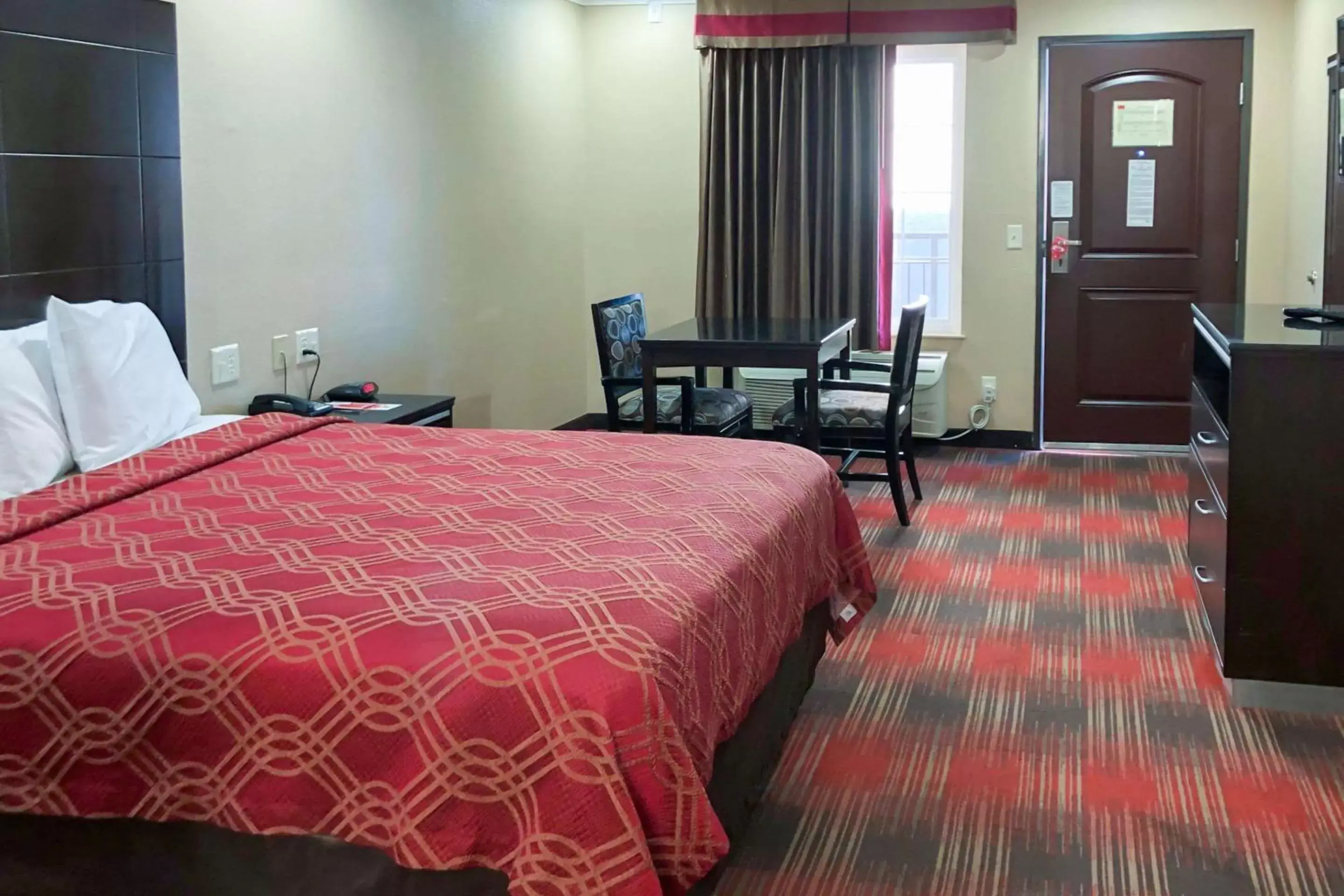 Photo of the whole room, Bed in Econo Lodge Inn & Suites Escondido Downtown