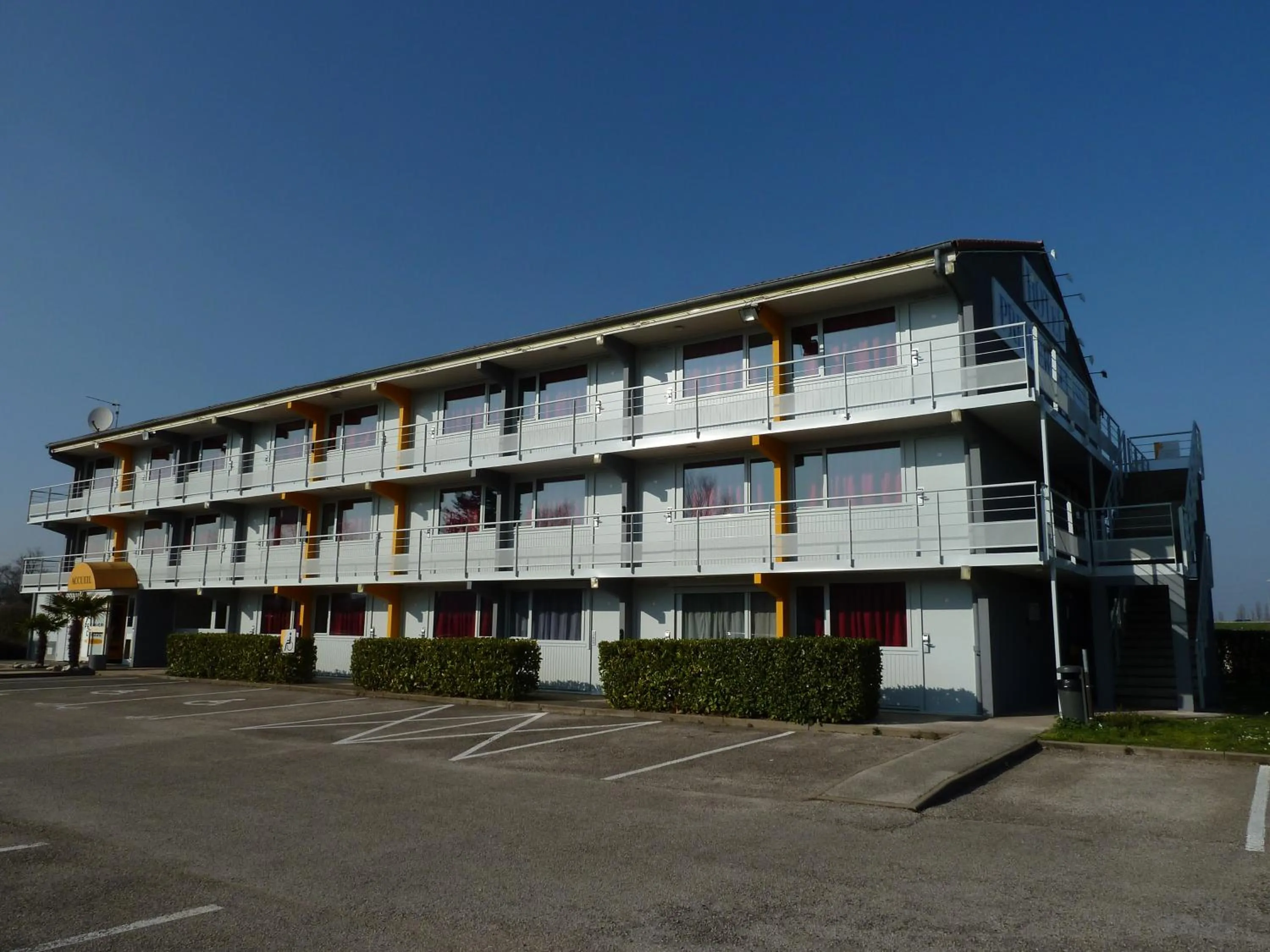 Facade/entrance in Première Classe Mâcon Sud