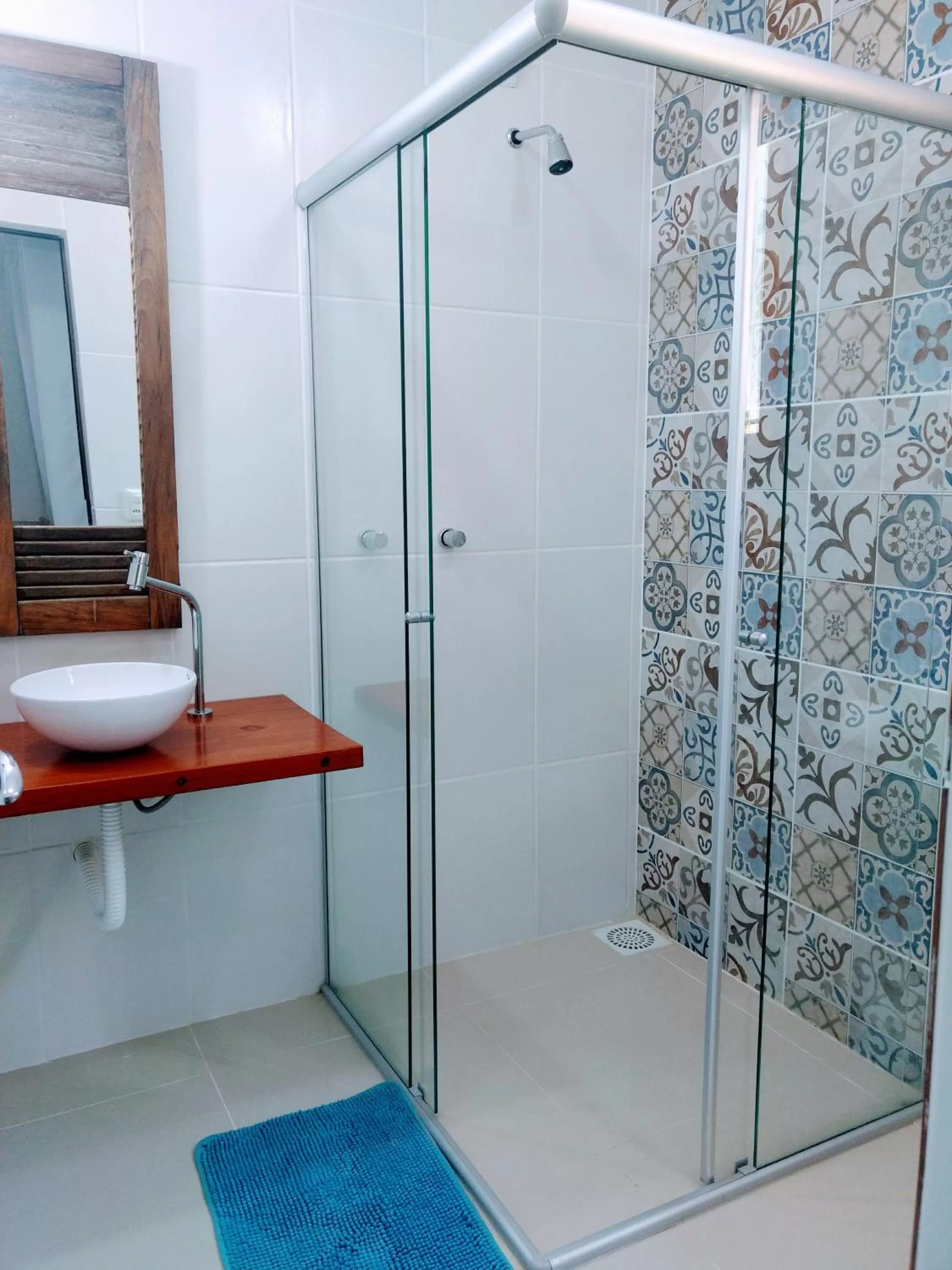 Shower, Bathroom in Hotel Chácara das Flores