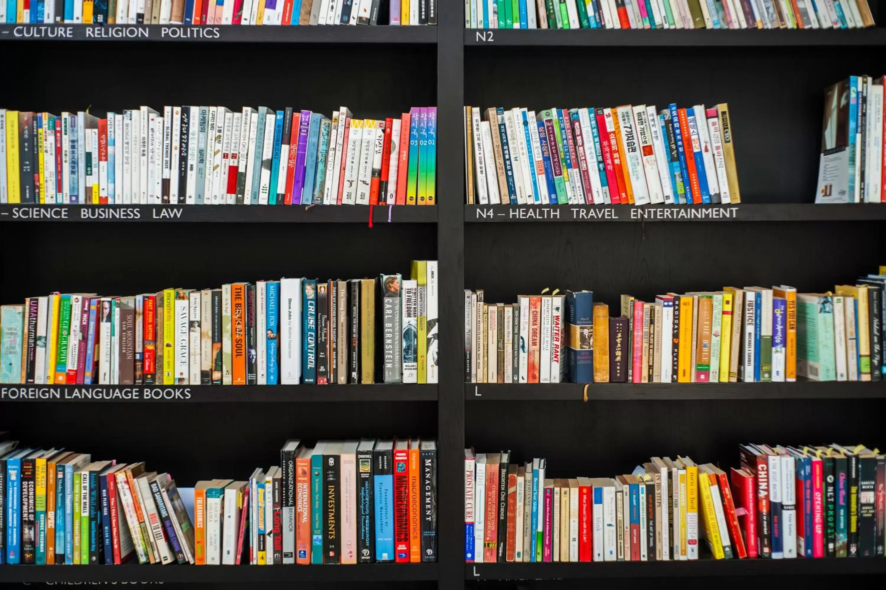 Library in The Alcove Library Hotel