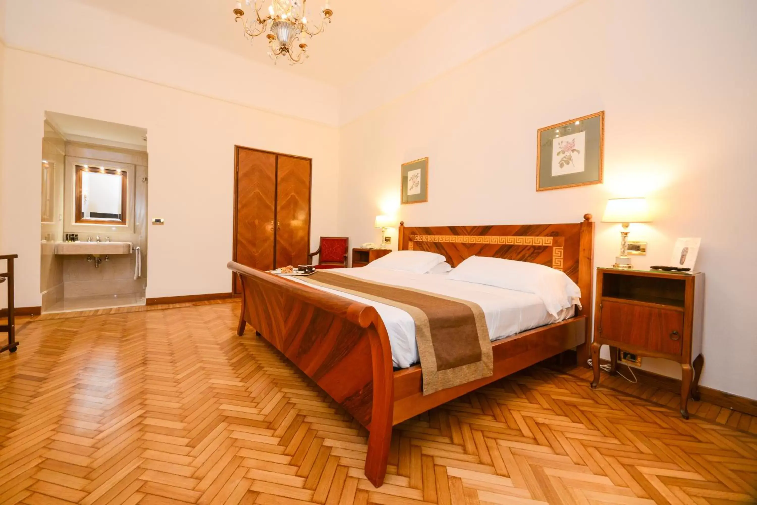 Bathroom, Bed in Hotel Vittoria