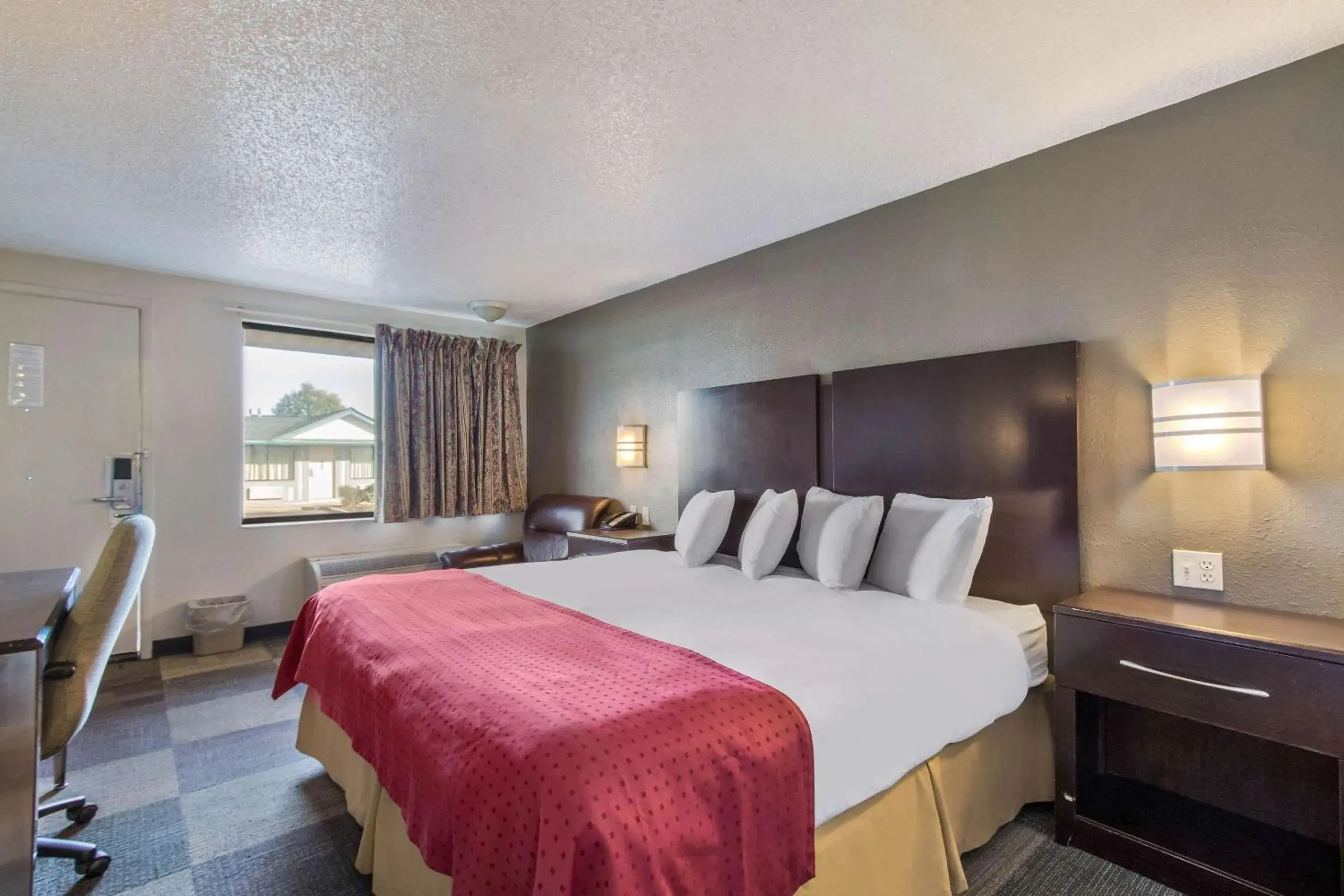 Photo of the whole room, Bed in Rodeway Inn Near Hall of Fame Photo of the whole room, Bed in Rodeway Inn Near Hall of Fame