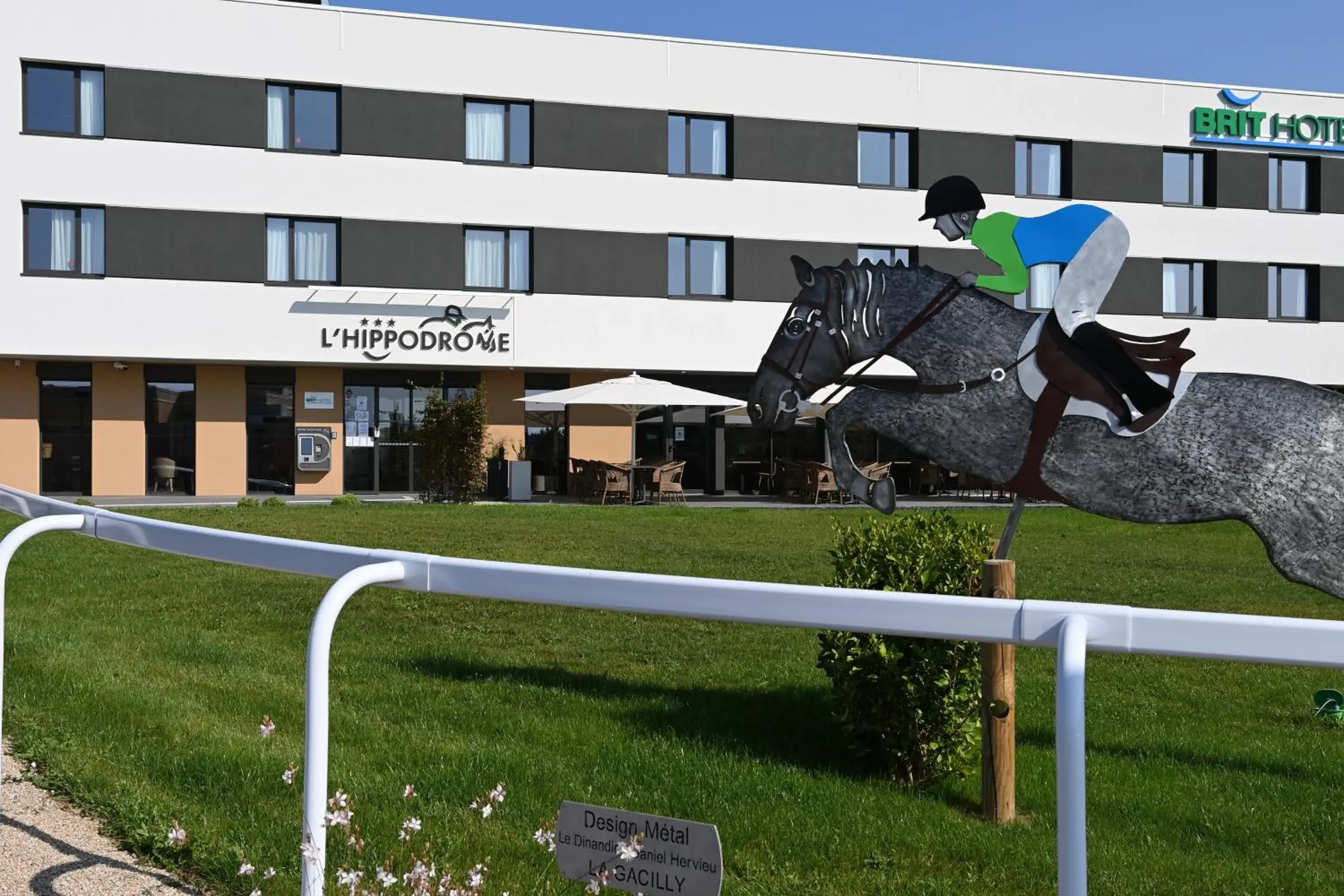 Property building in Brit Hotel Ploermel - Hotel de l'Hippodrome