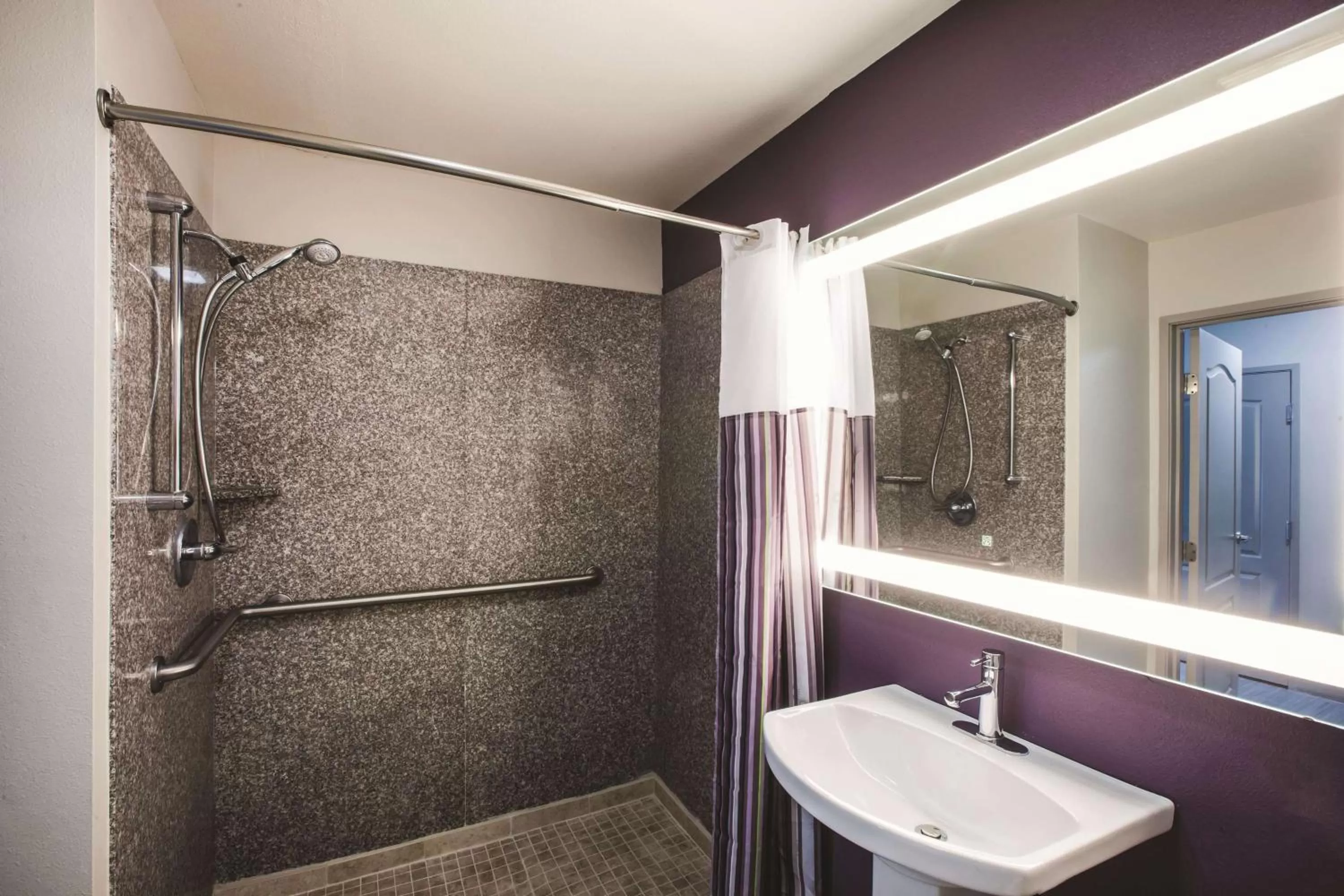 Photo of the whole room in La Quinta by Wyndham Walker - Denham Springs