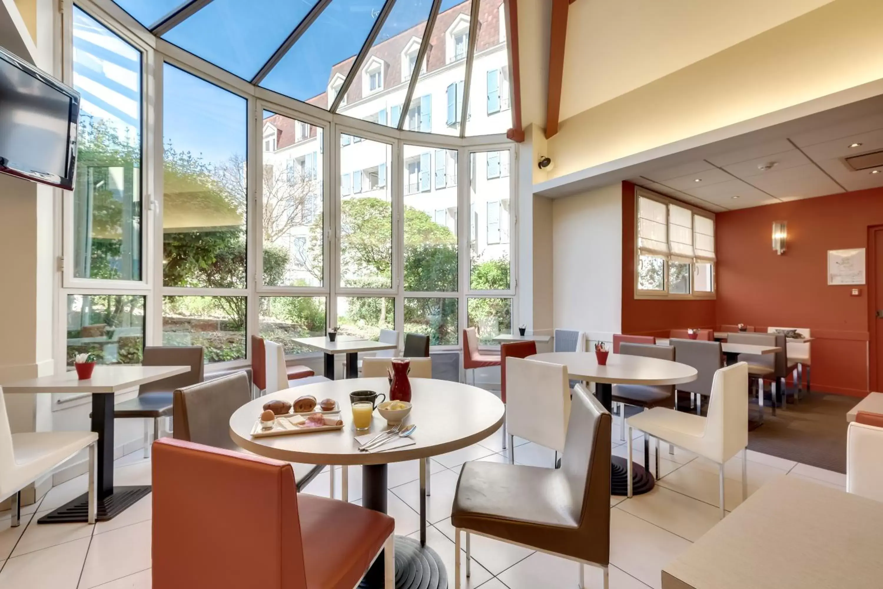 Restaurant/Places to Eat in ibis Paris Rueil Malmaison