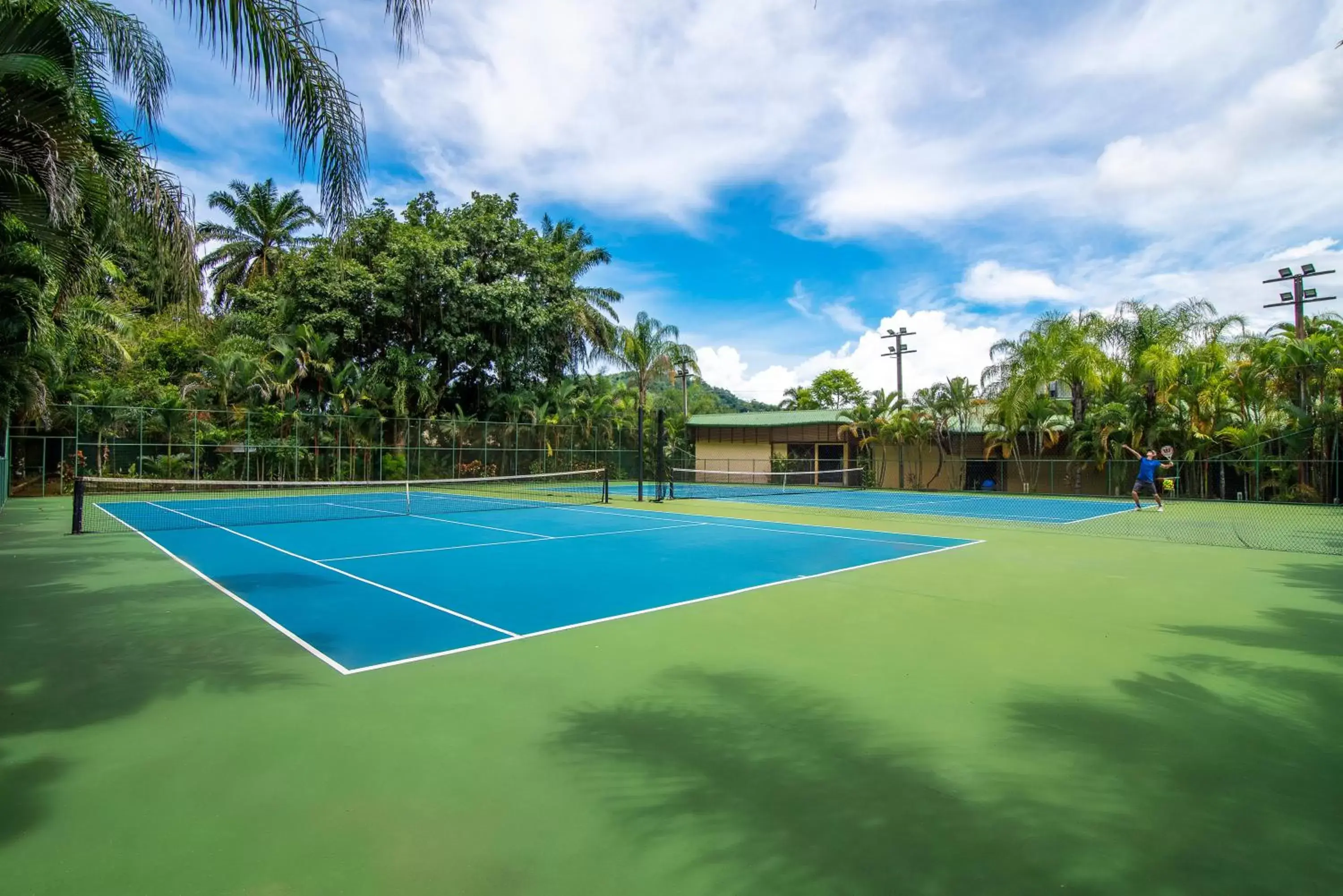 Tennis court, Swimming Pool in Hotel Casa Roland Golfito Resort