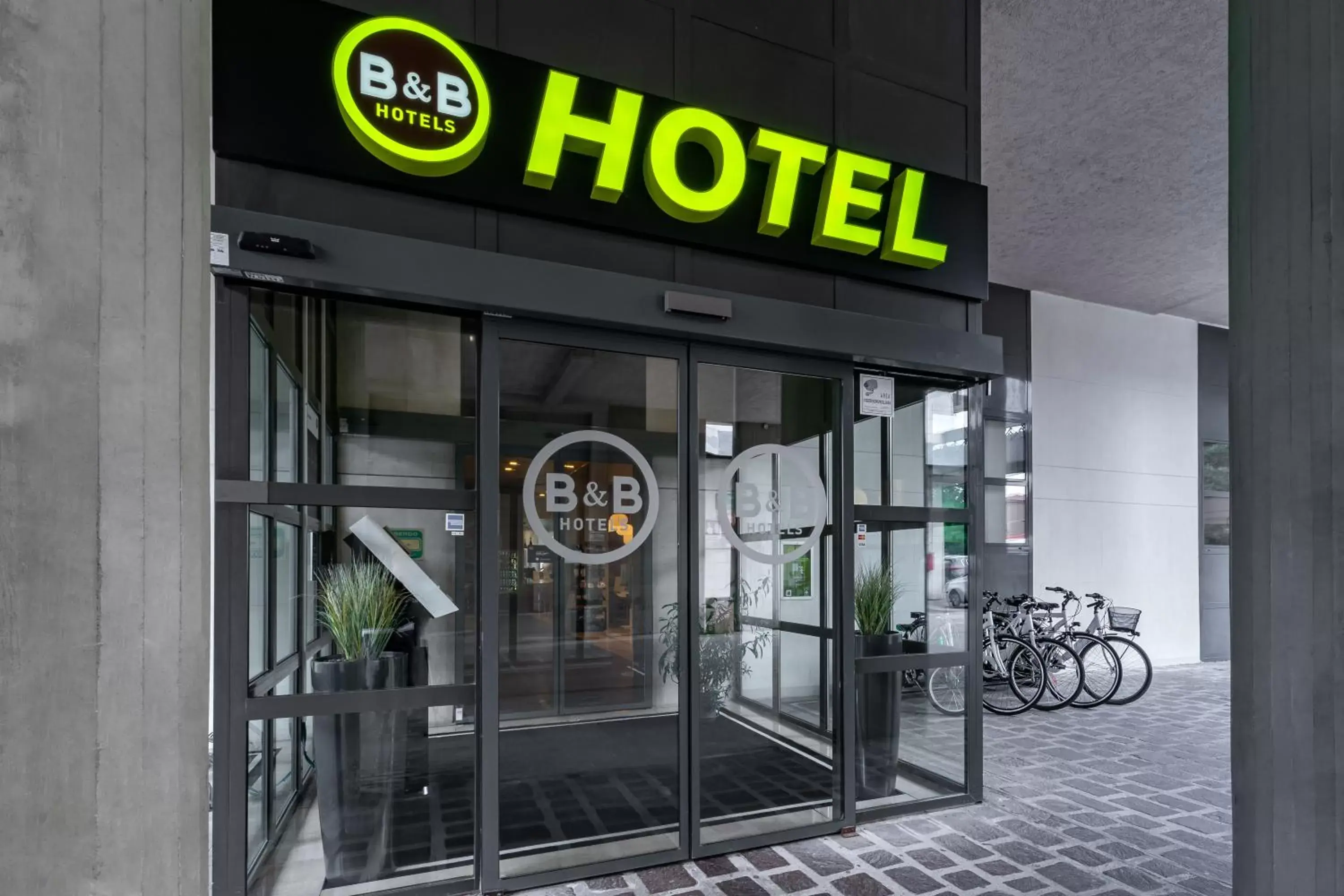 Facade/entrance in B&B Hotel Cremona