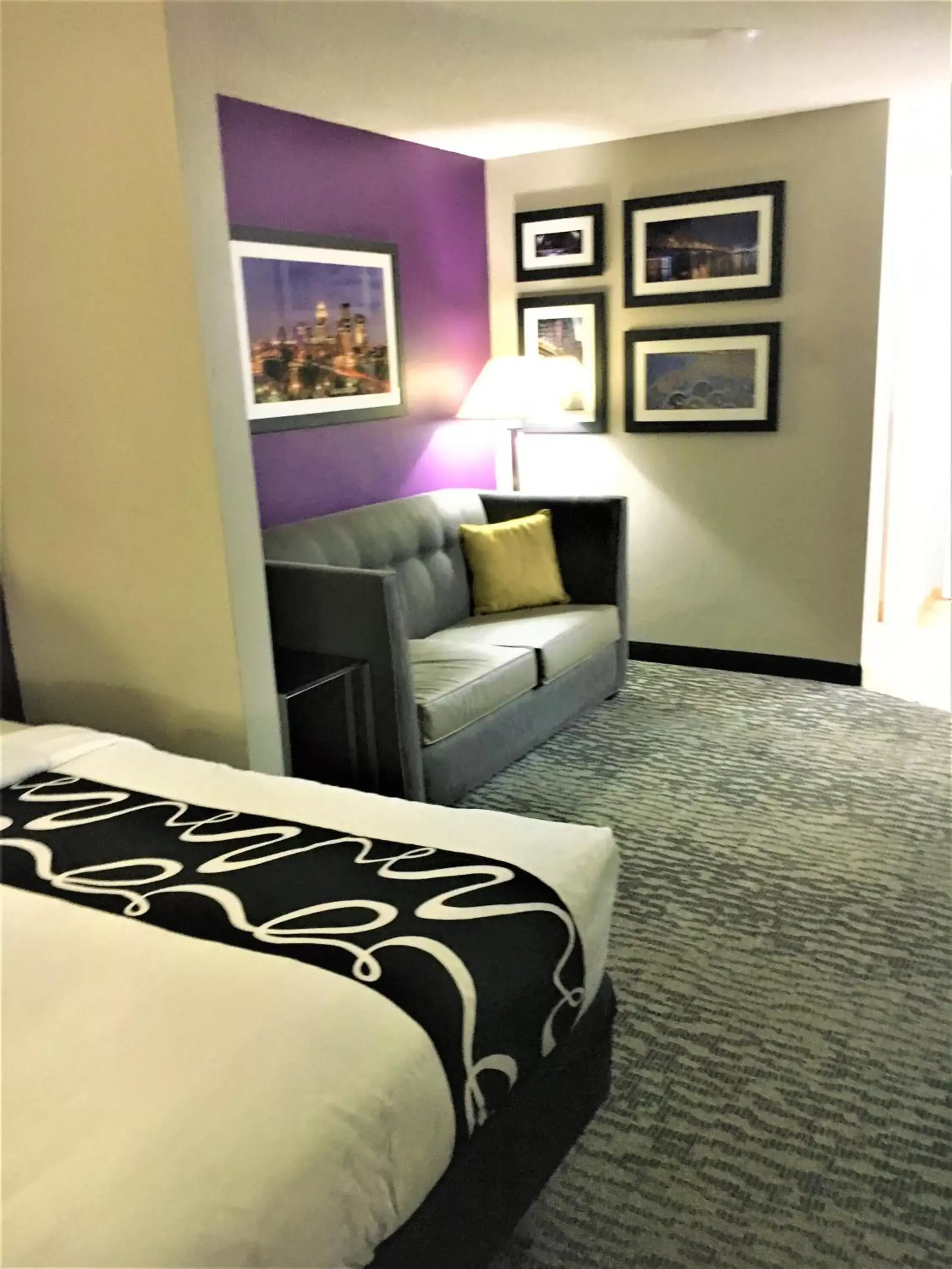 Bed in La Quinta Inn & Suites by Wyndham Louisville East