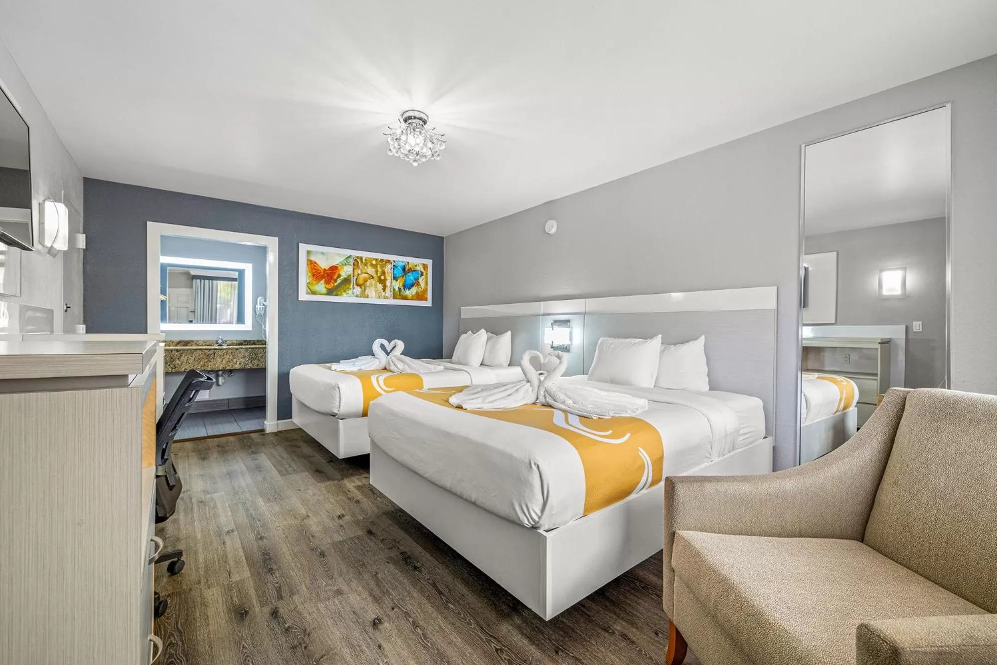 Photo of the whole room, Bed in Quality Inn and Conference Center Tampa-Brandon