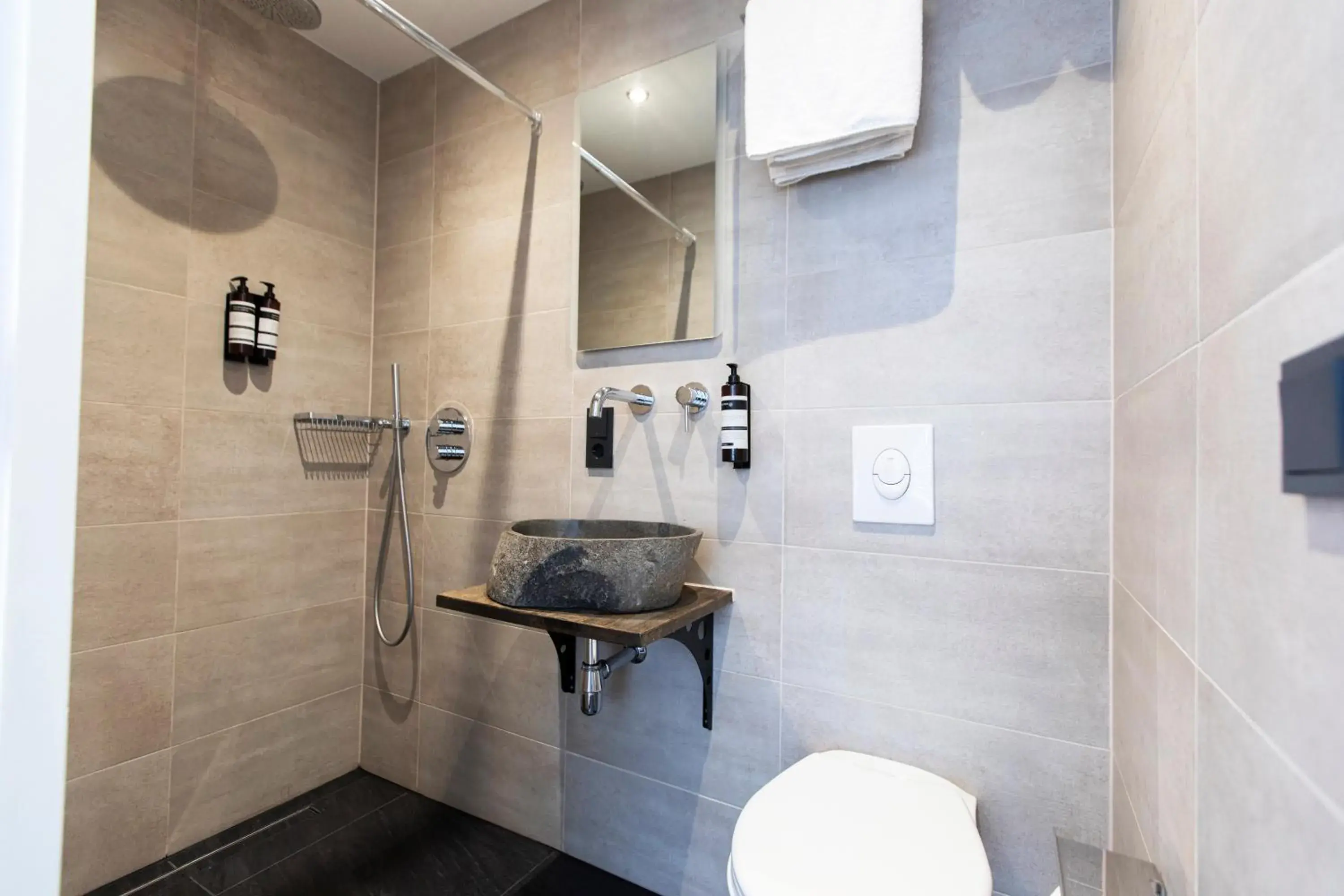 Shower, Bathroom in Quentin Golden Bear Hotel