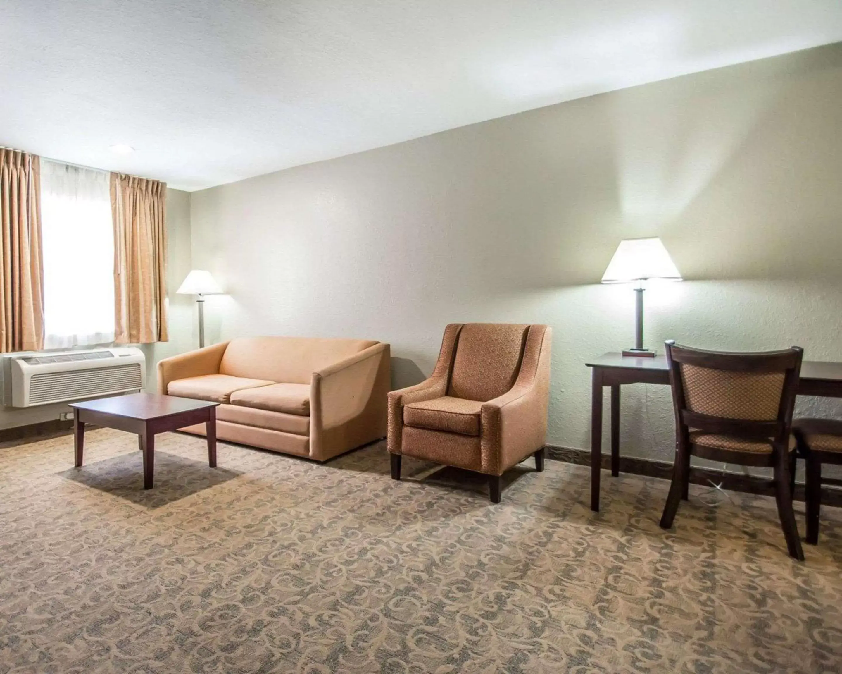 Photo of the whole room, Seating Area in Quality Inn & Suites By the Parks