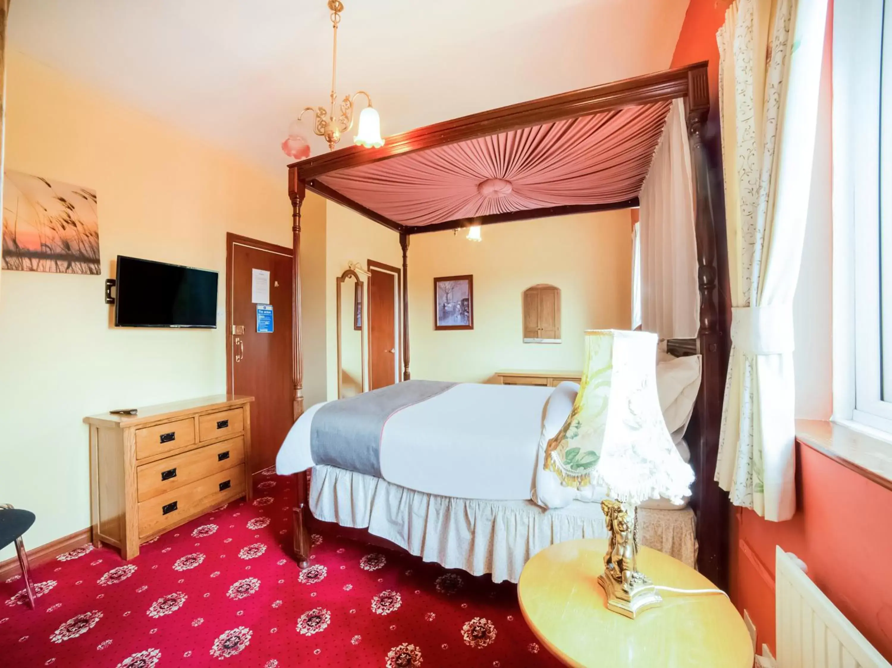 Photo of the whole room, Bed in OYO The Royal Hotel